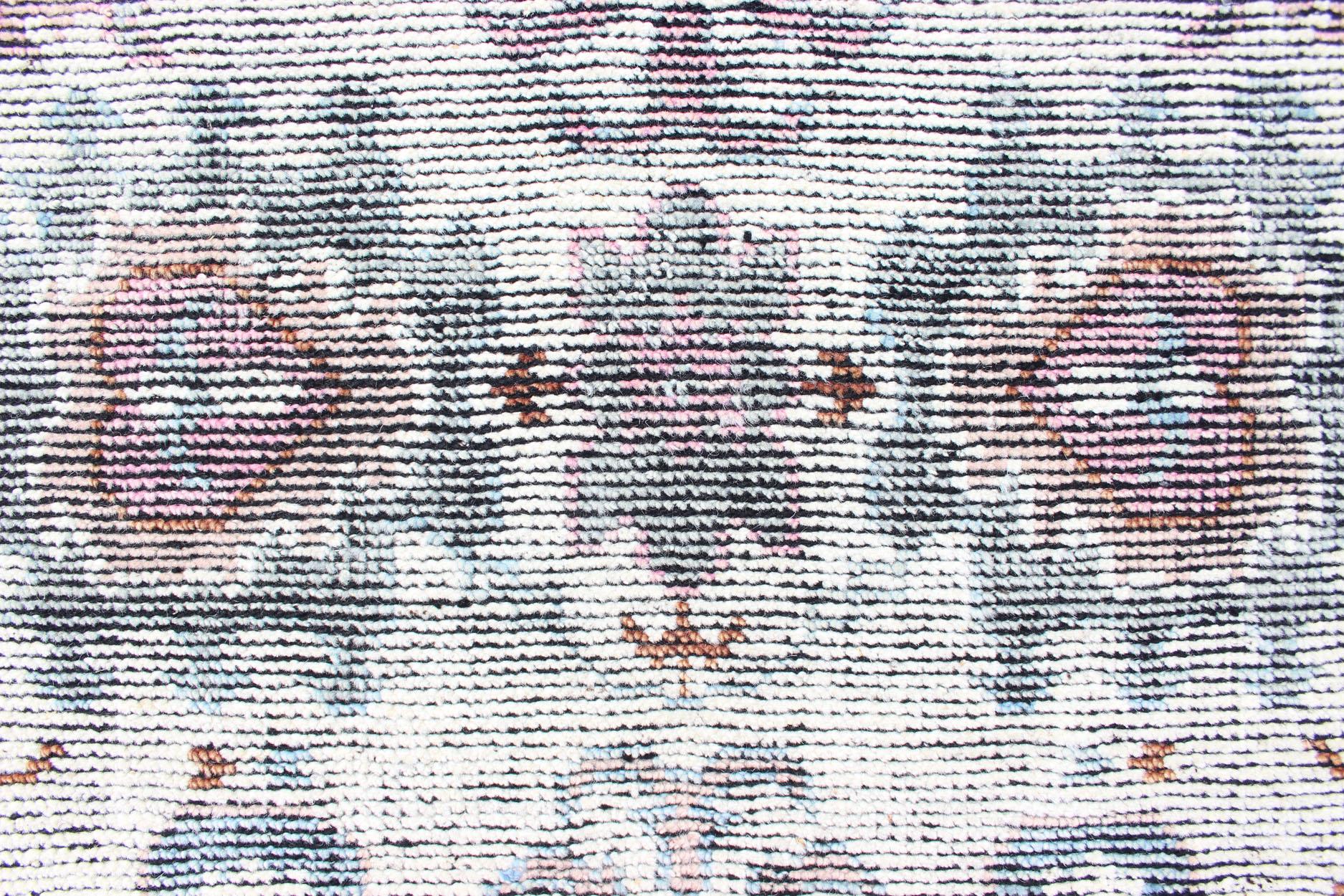 Multi-Colored Transitional Design Distressed Teppich in Elfenbein, Blau, Lavendel im Angebot 1