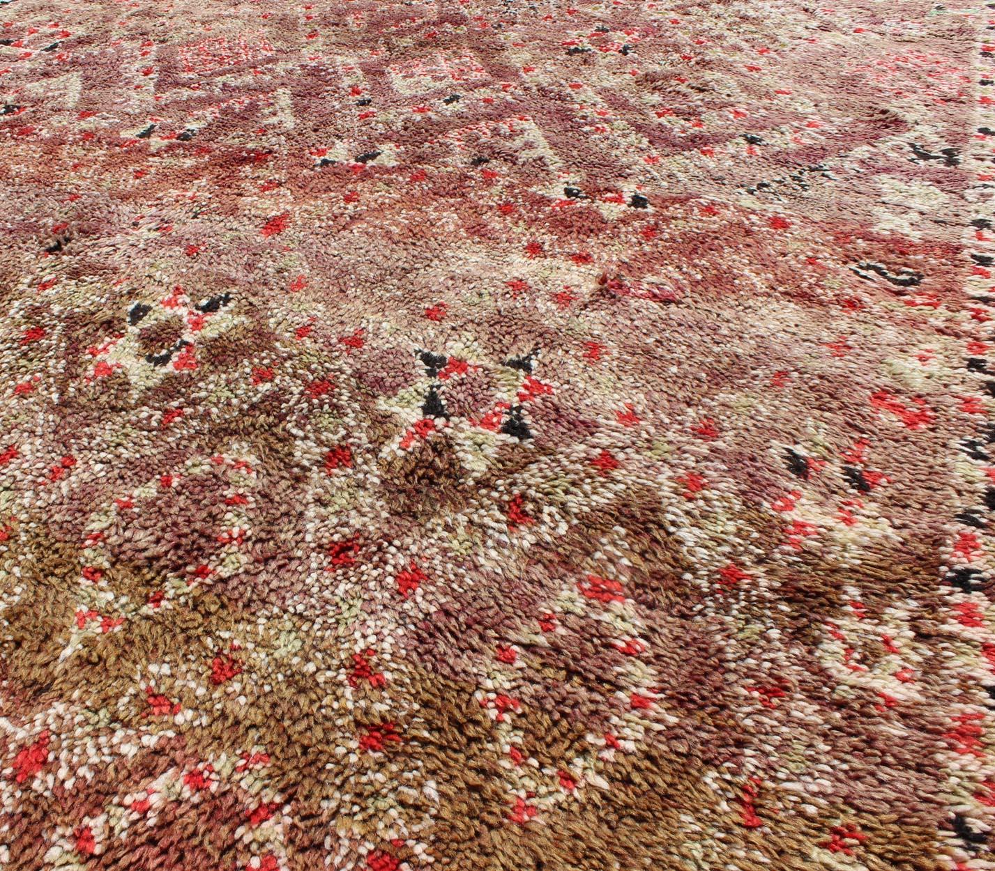 Mehrfarbiger großer marokkanischer Vintage-Teppich mit All-Over-Diamant-Muster im Angebot 2