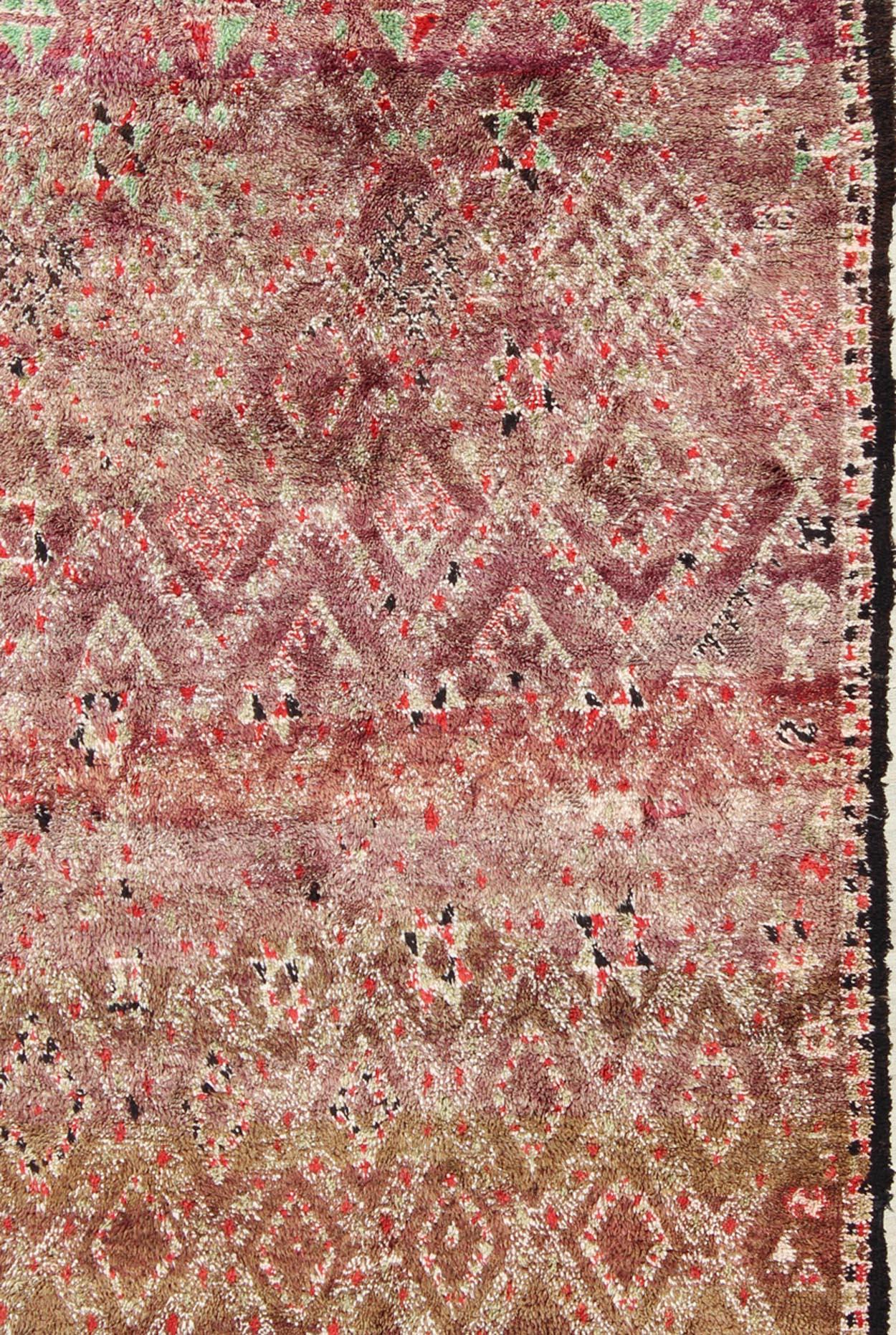 Grüner, lavendelfarbener, brauner, roter, blauer Hintergrund Marokkanischer Vintage-Teppich mit durchgehendem Rautenmuster, Teppich lcb-136641, Herkunftsland / Typ: Marokko / Tribal, etwa Mitte des 20. Jahrhunderts

Diese große Vintage
