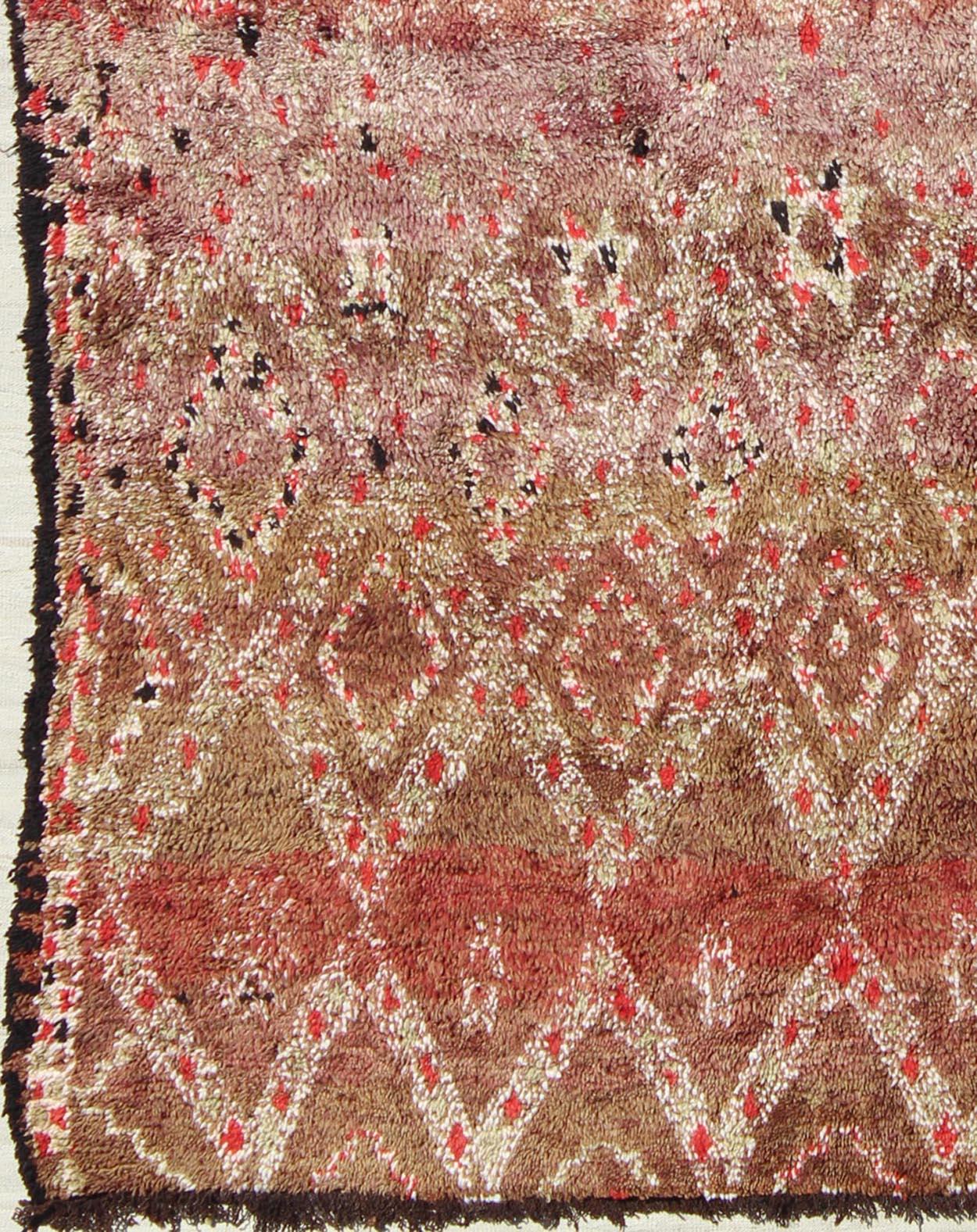 Mehrfarbiger großer marokkanischer Vintage-Teppich mit All-Over-Diamant-Muster (Stammeskunst) im Angebot