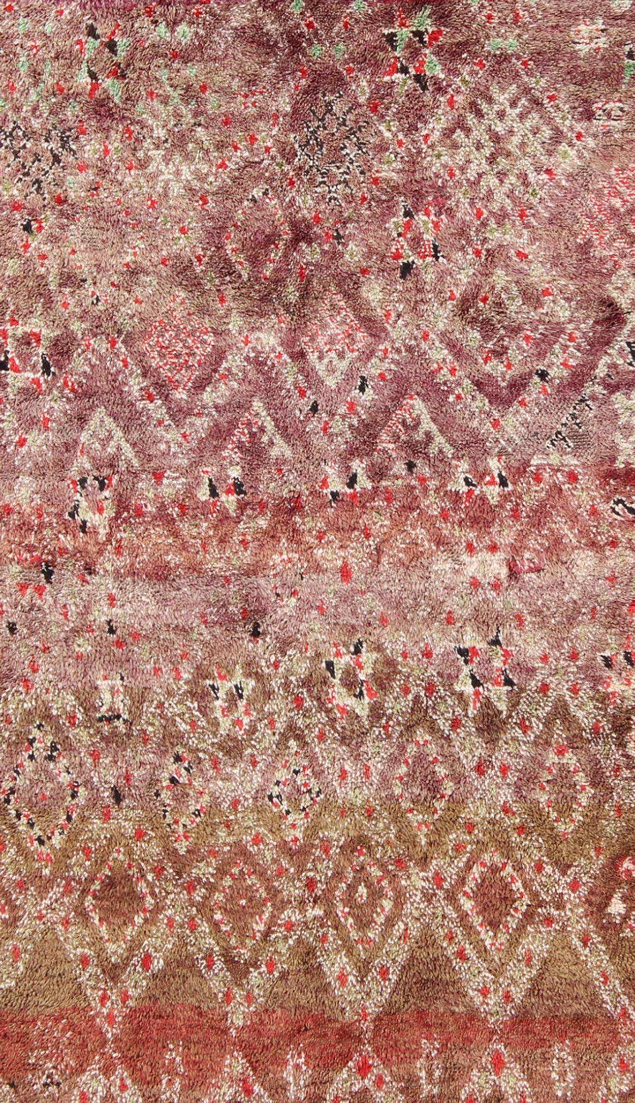 Mehrfarbiger großer marokkanischer Vintage-Teppich mit All-Over-Diamant-Muster (Marokkanisch) im Angebot