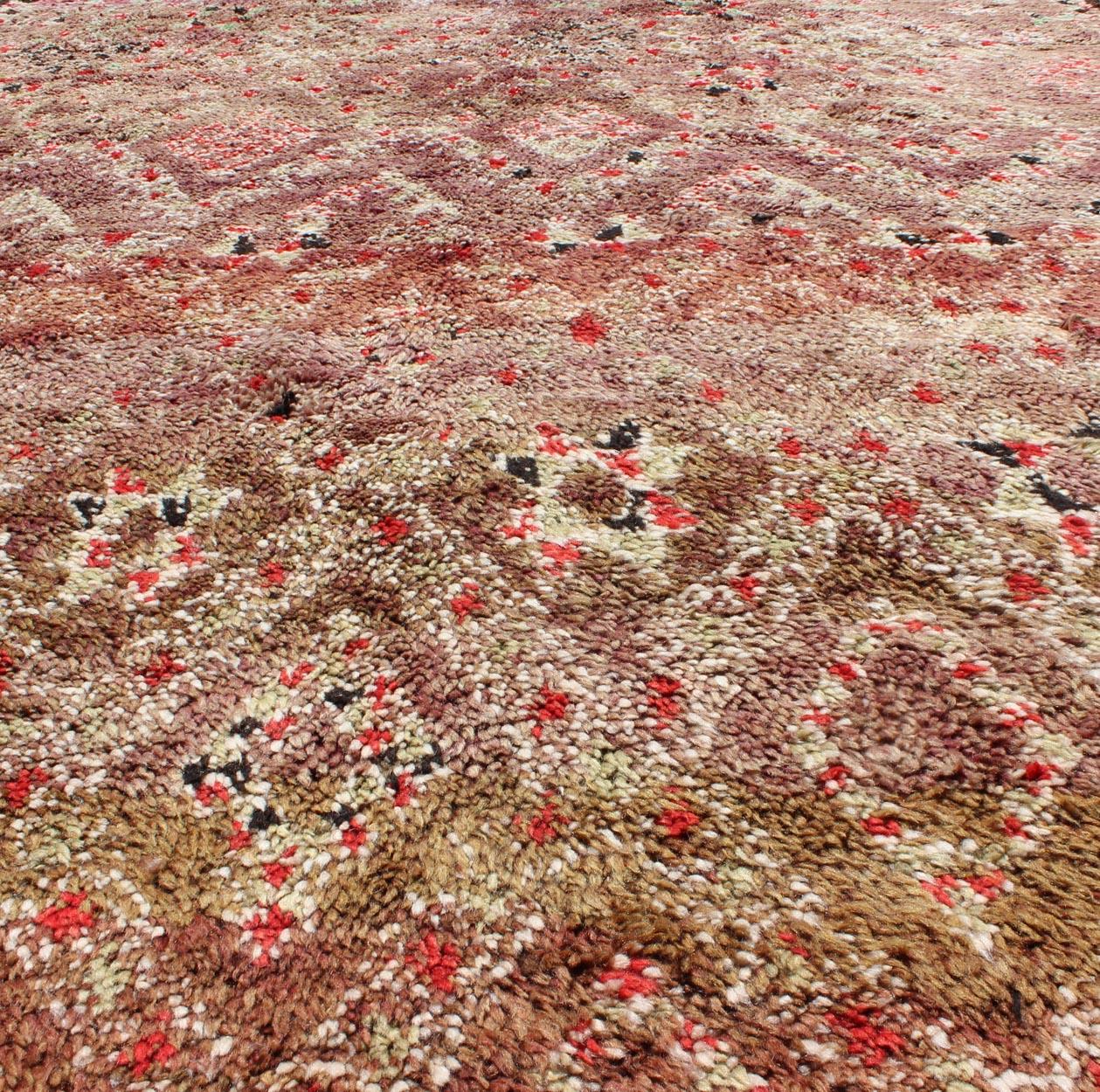 Mehrfarbiger großer marokkanischer Vintage-Teppich mit All-Over-Diamant-Muster (Handgeknüpft) im Angebot