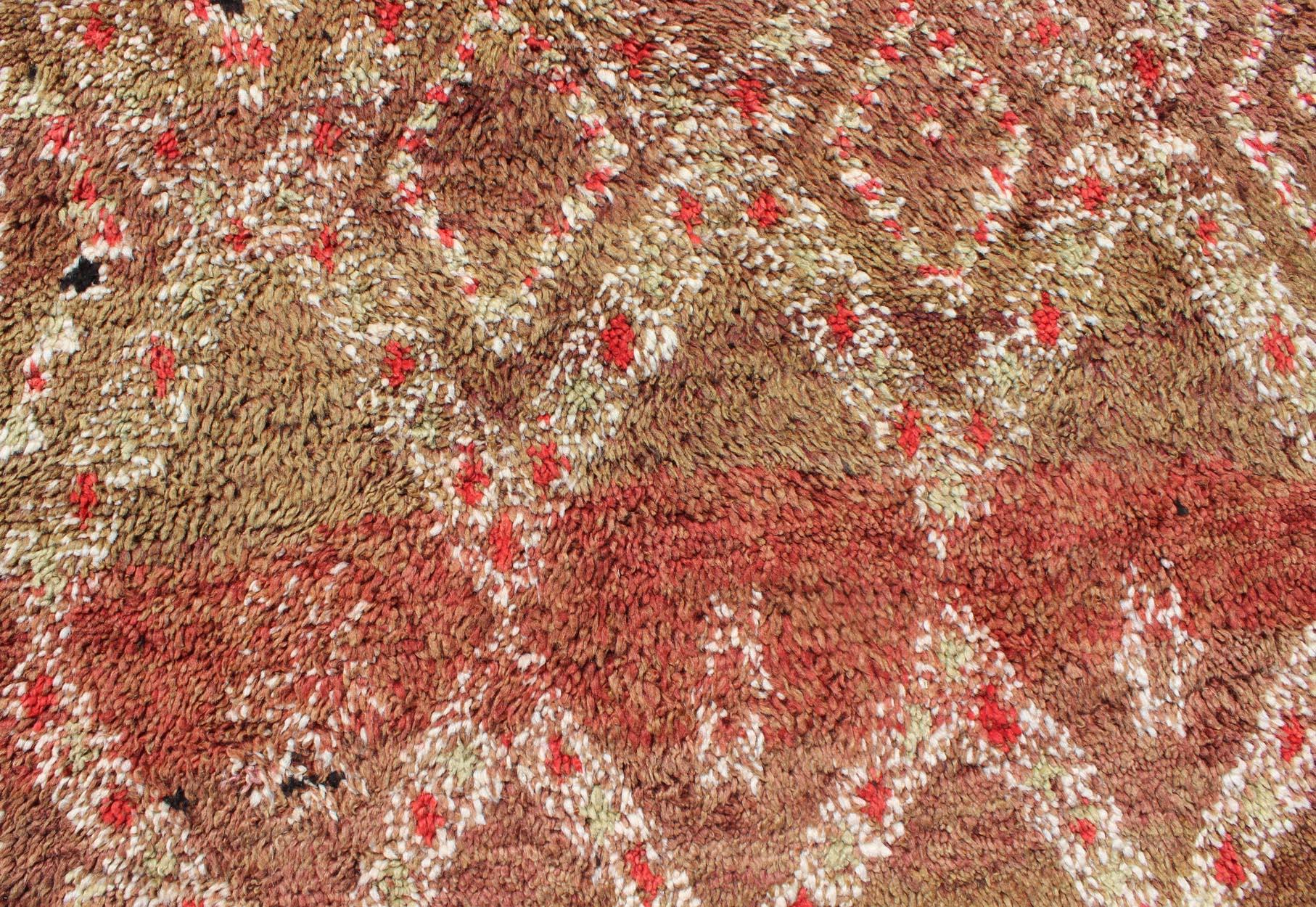 Mehrfarbiger großer marokkanischer Vintage-Teppich mit All-Over-Diamant-Muster (Wolle) im Angebot