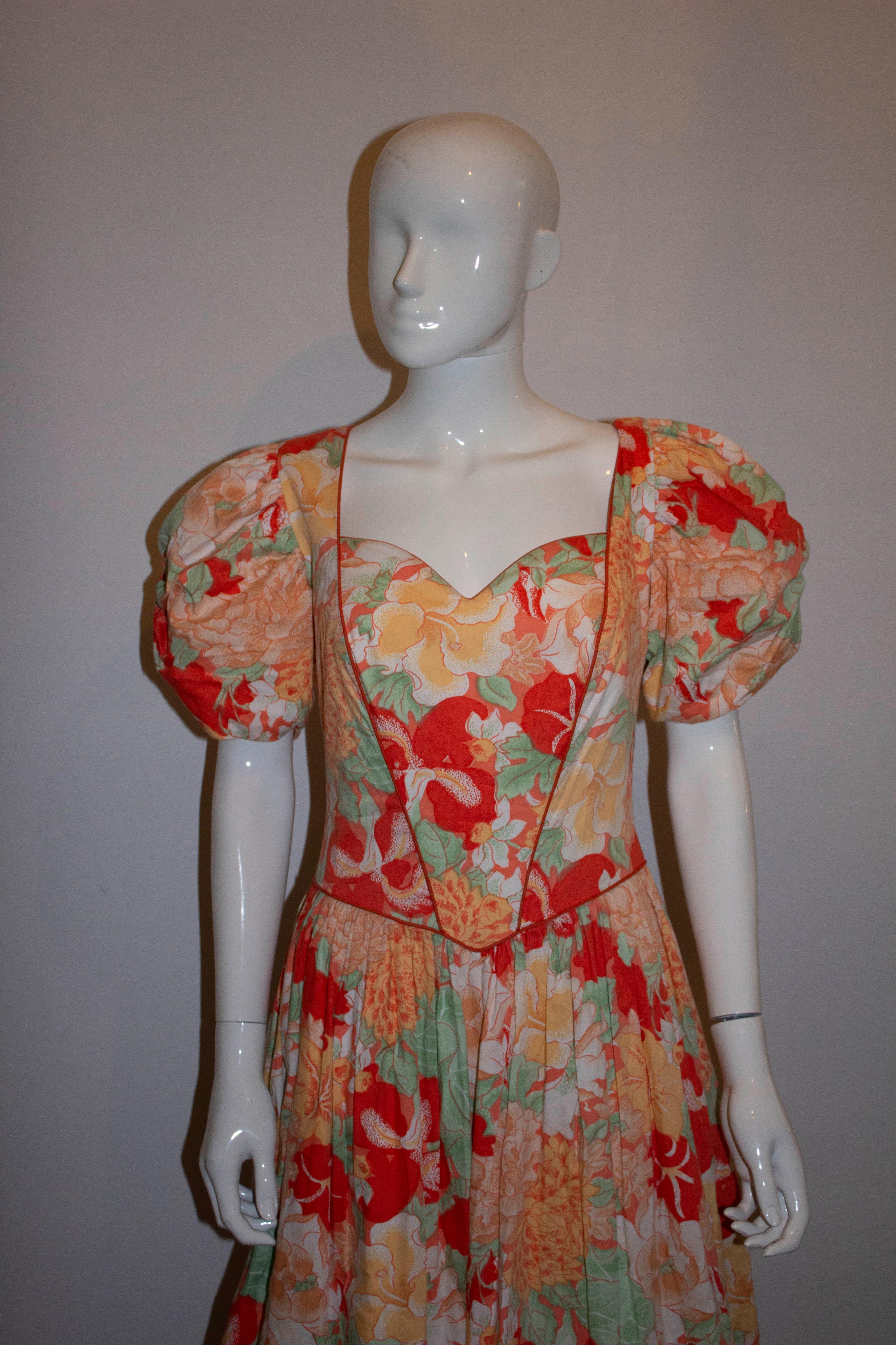 Mehrfarbiges Vintage-Kleid mit Blumenmuster (Braun) im Angebot