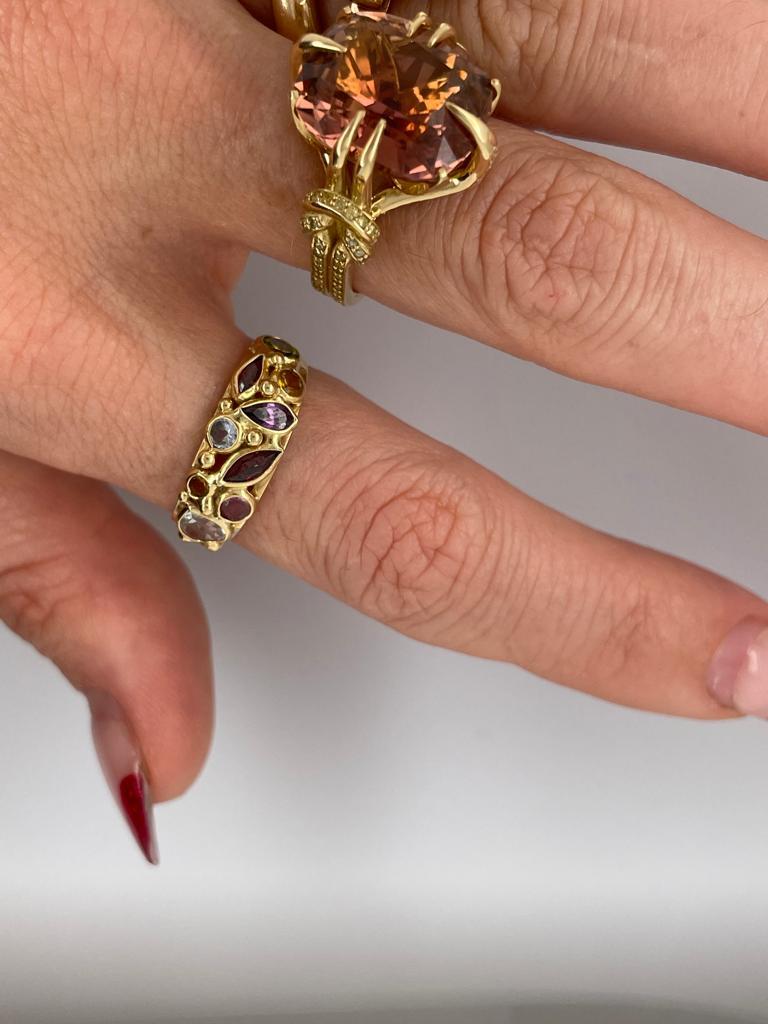Ring mit mehrfarbigen Edelsteinen im Kuppelstil aus 18 Karat Gelbgold (Rundschliff)