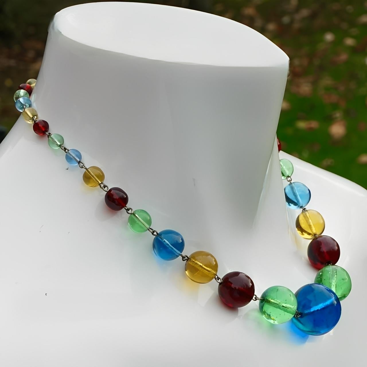 Collier en verre gradué multicolore avec fermoir en forme de baril : Pools of Light Bon état - En vente à London, GB
