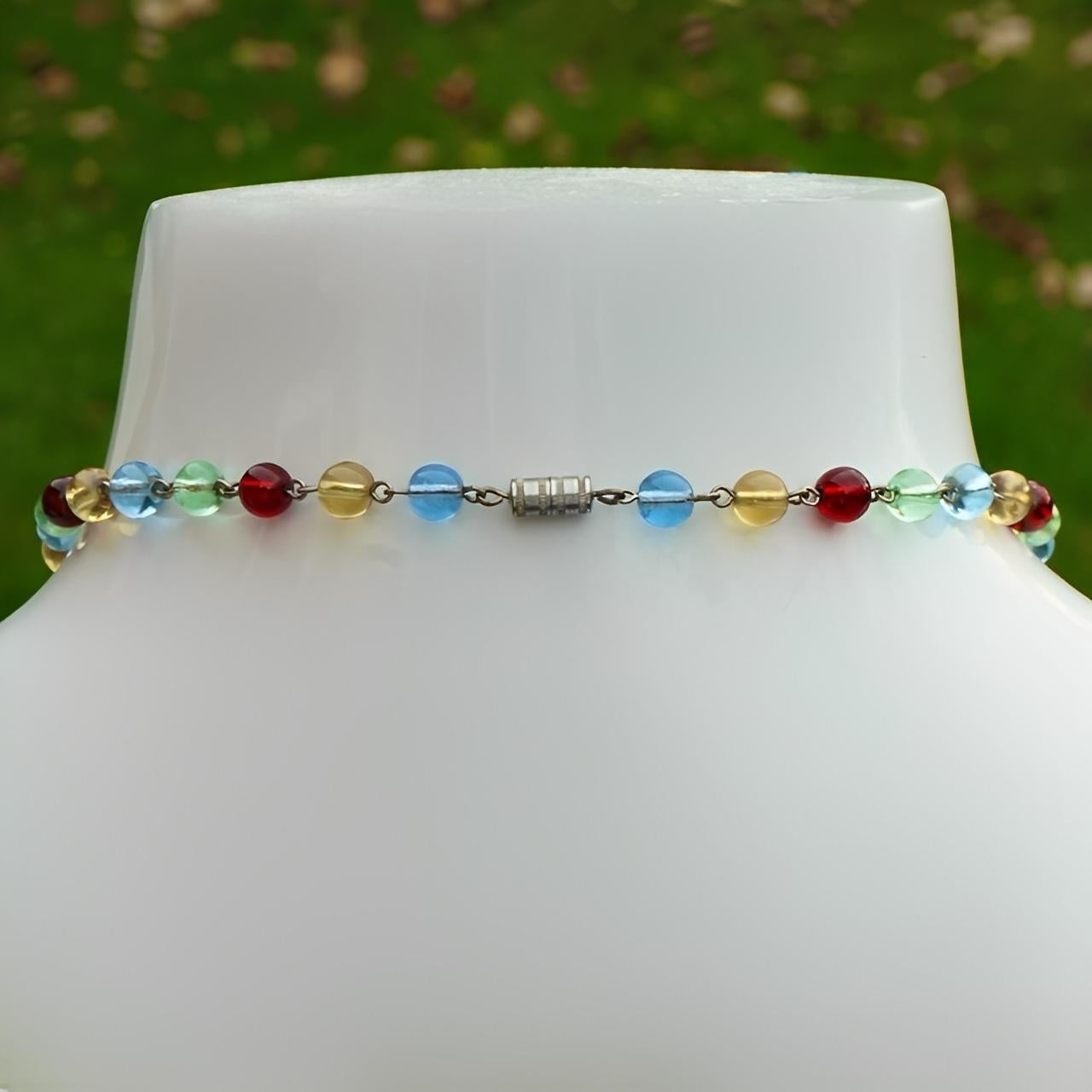 Collier en verre gradué multicolore avec fermoir en forme de baril : Pools of Light Unisexe en vente