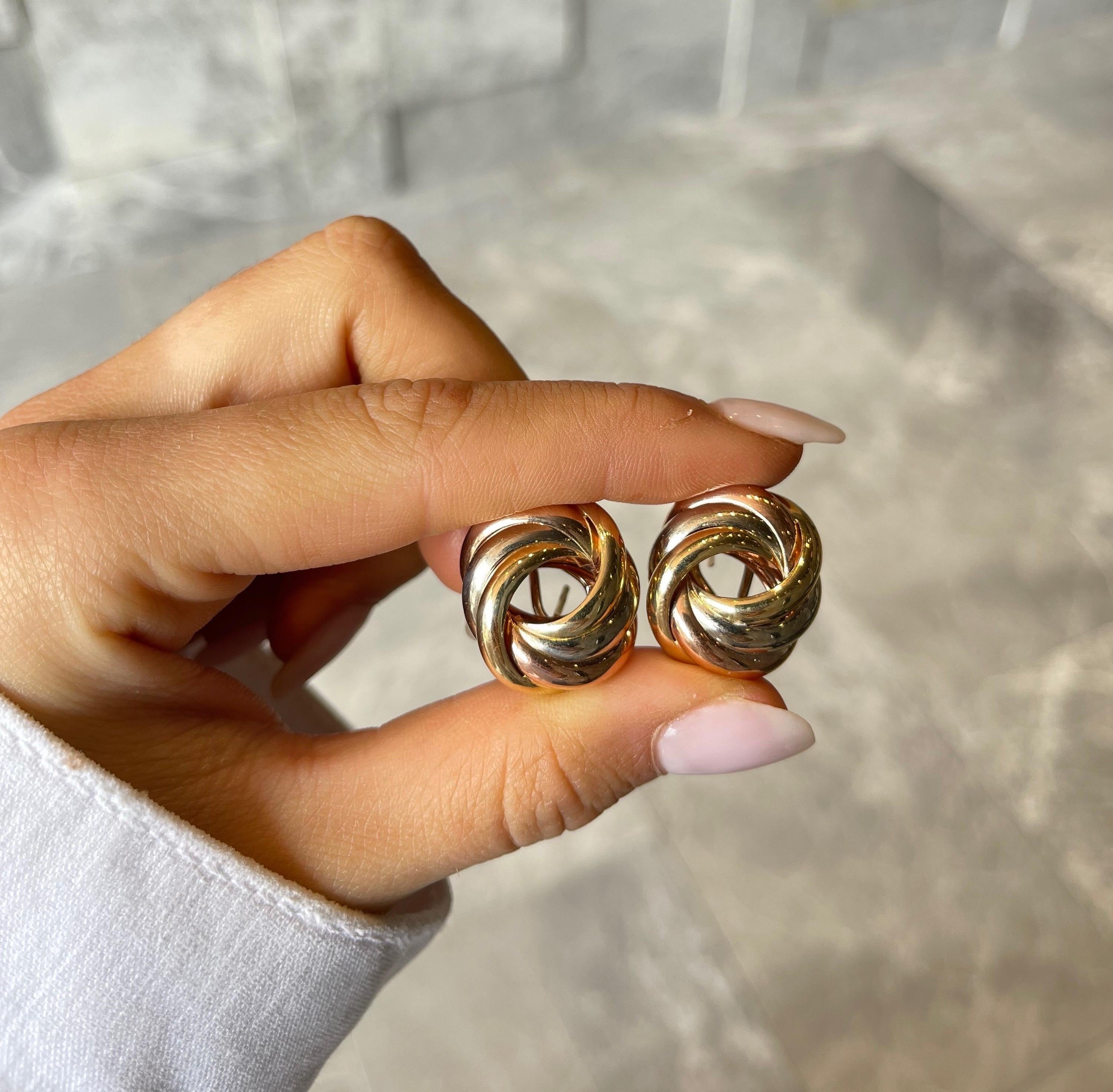 VERKAUFT
Mehrfarbige Ohrstecker im Knoten-Stil 3
