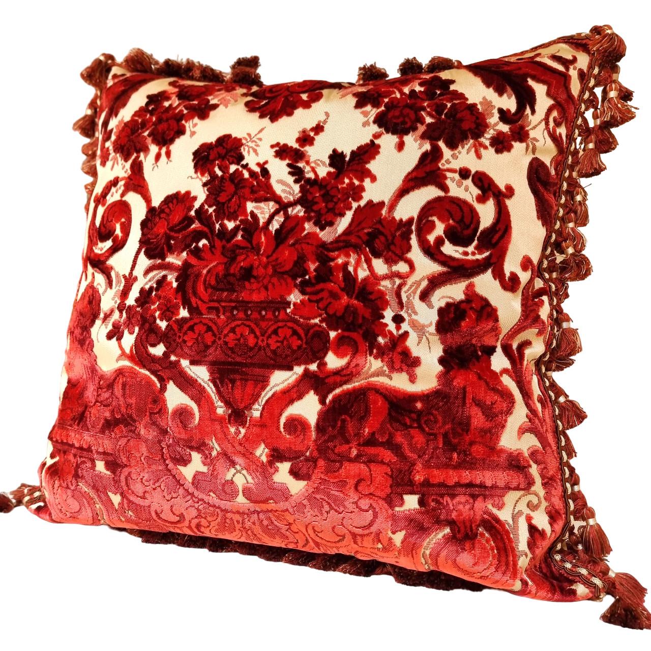 Romain classique Coussin décoratif en velours de soie rouge multicolore Luigi Bevilacqua à motif Grottesche en vente