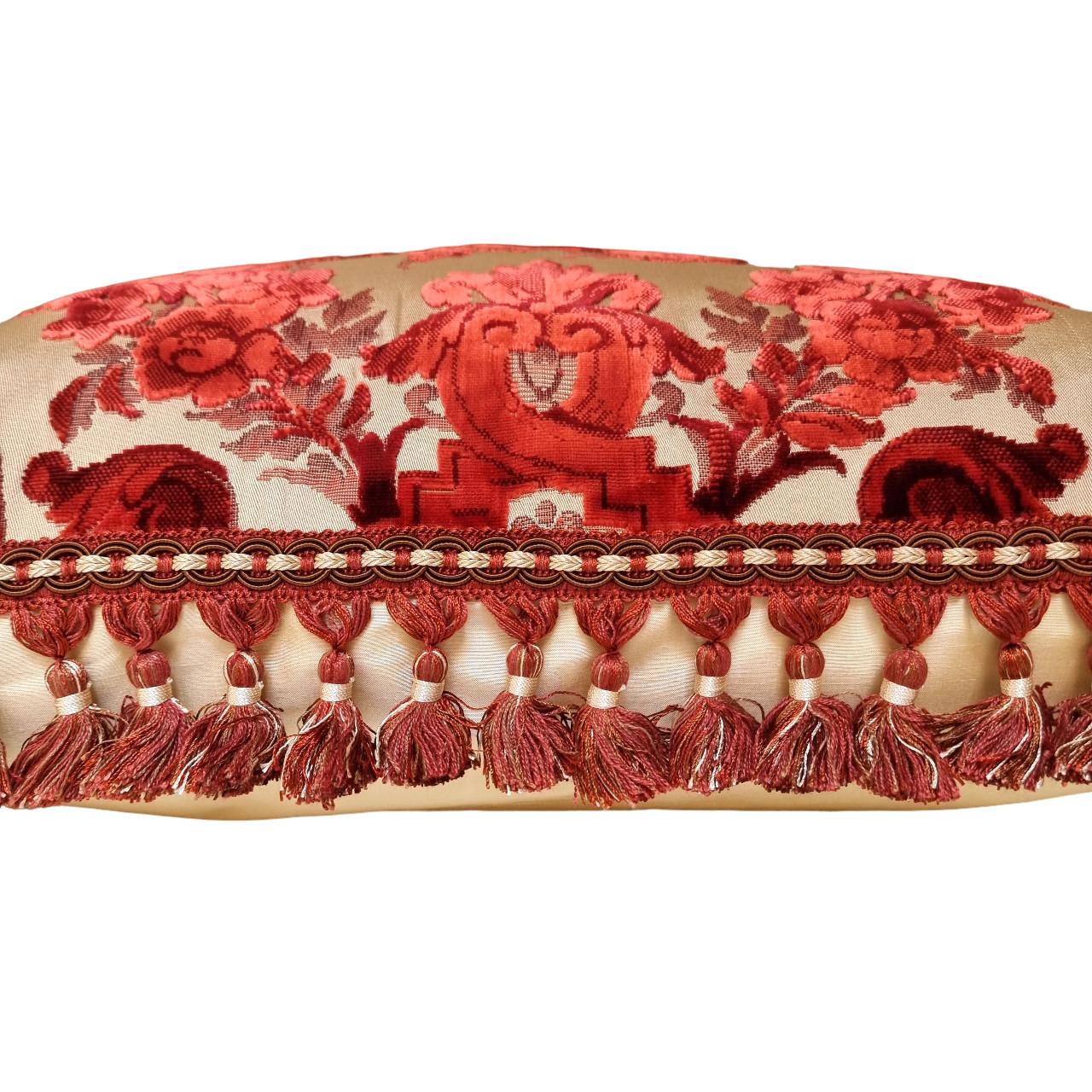 mehrfarbiges rotes Luigi Bevilacqua-Kissen aus Seidensamt mit Grottesche-Muster (Italienisch) im Angebot