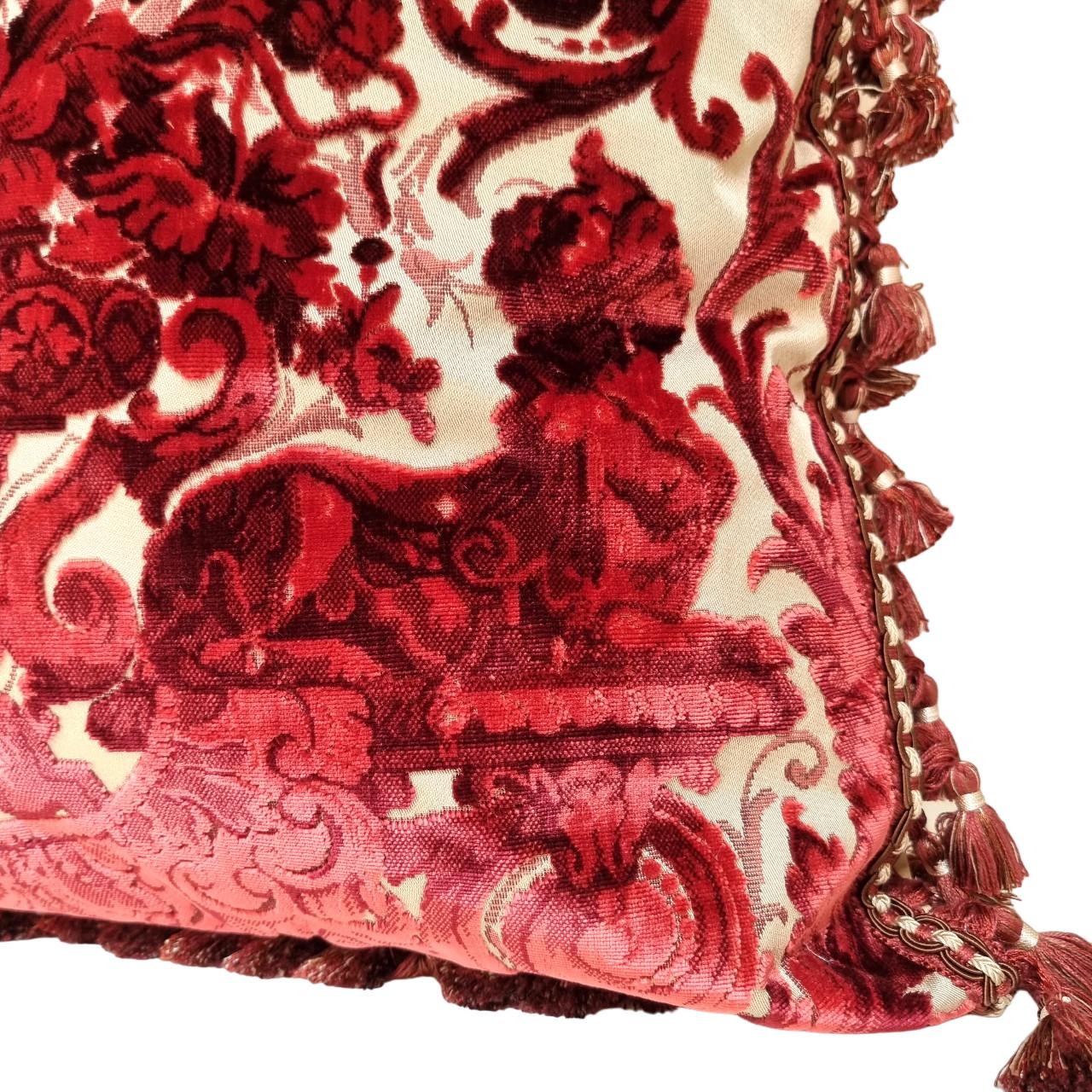 Fait main Coussin décoratif en velours de soie rouge multicolore Luigi Bevilacqua à motif Grottesche en vente