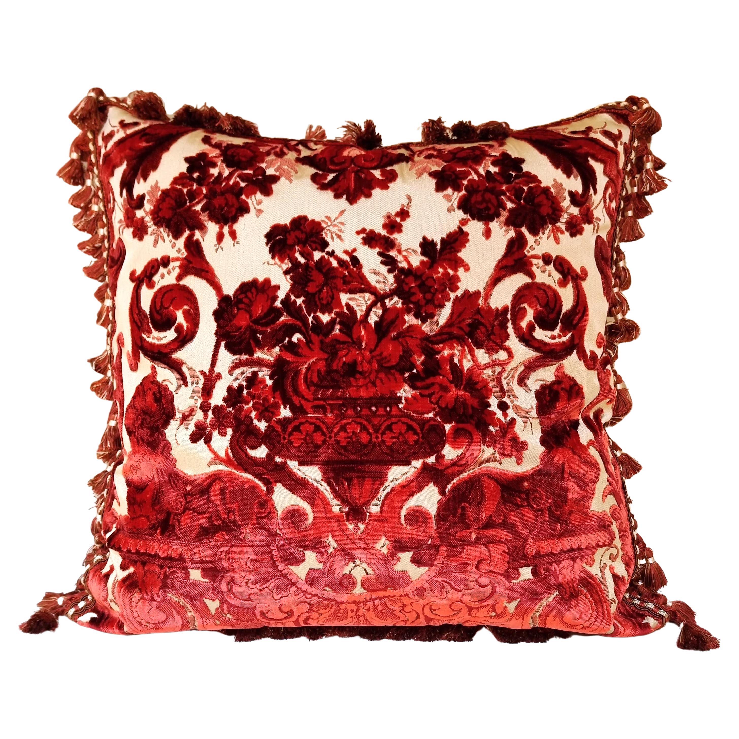 mehrfarbiges rotes Luigi Bevilacqua-Kissen aus Seidensamt mit Grottesche-Muster
