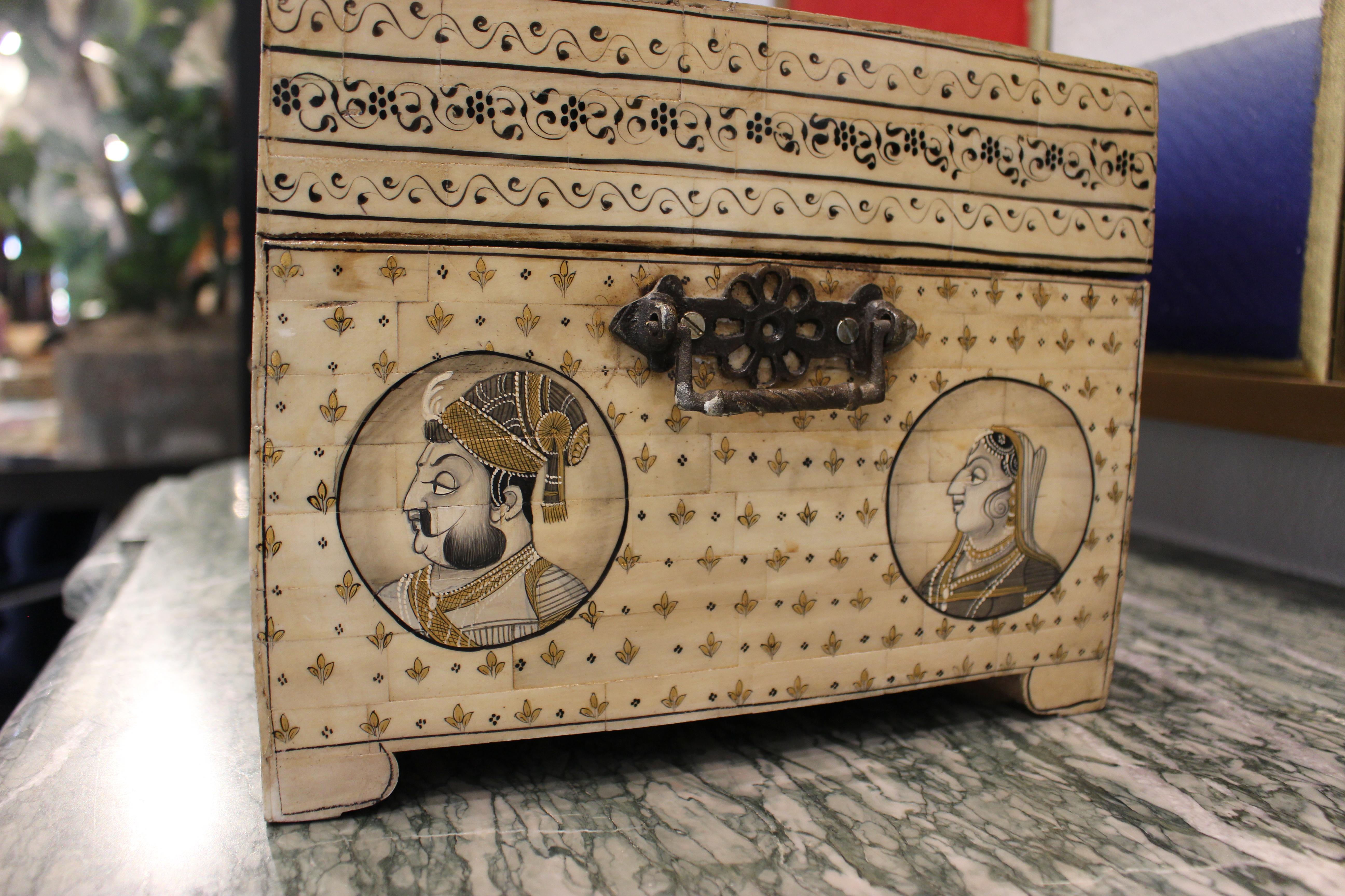 Multi-Compartment Lacquered Indian Accessory Box In Excellent Condition For Sale In Palm Desert, CA