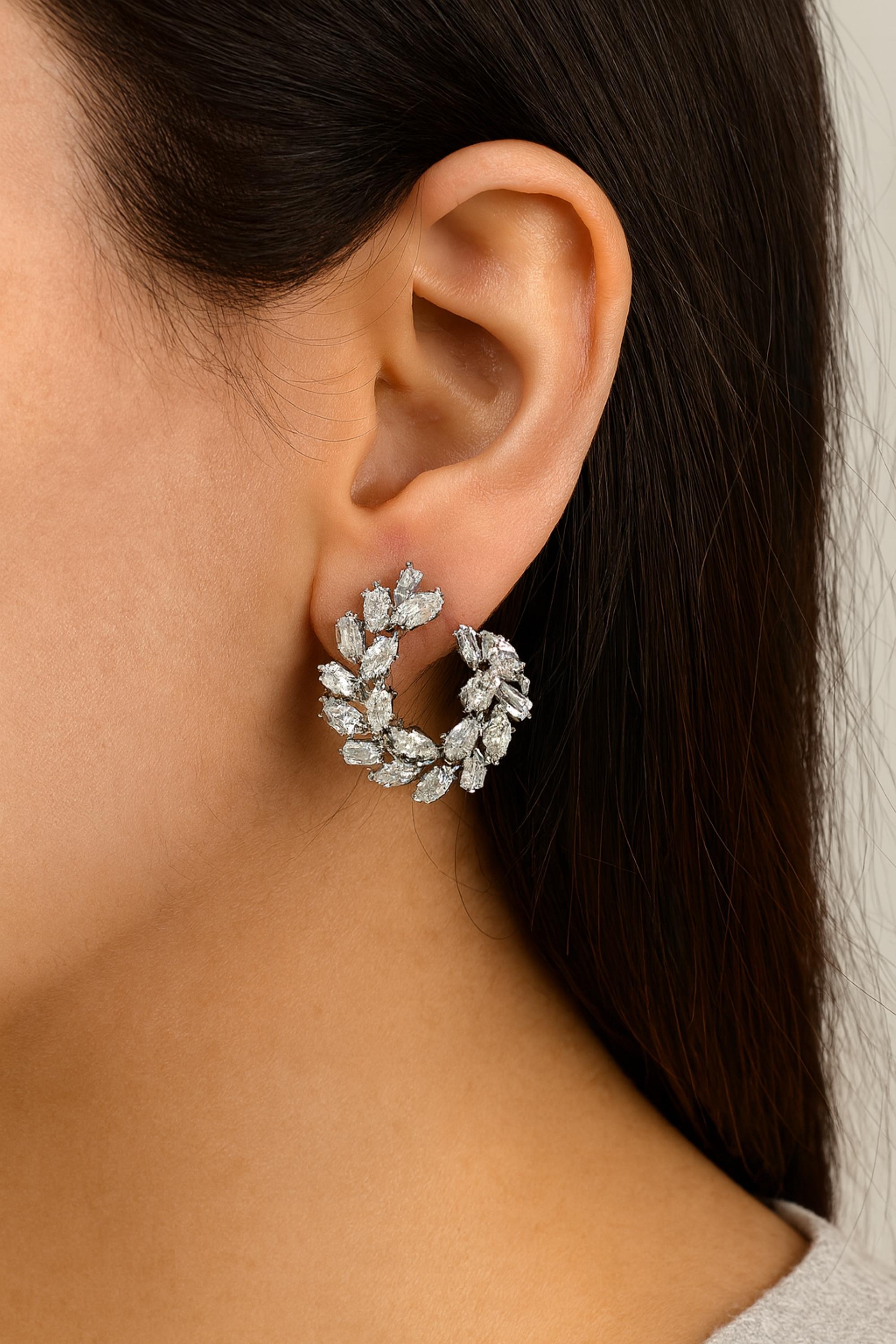 Multi Cut 2.30Ct SI/H Natural Diamond Open C-Hoop Earrings 18k White Fine Gold (boucles d'oreilles ouvertes en forme de C) 
Ces boucles d'oreilles présentent une gracieuse silhouette demi-hoop ornée d'un arrangement harmonieux de diamants taille