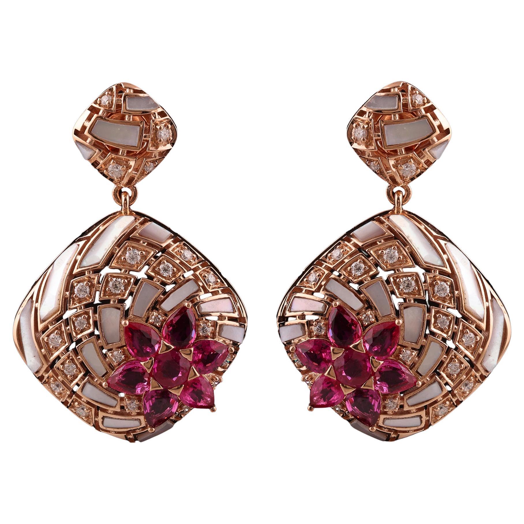 Pendientes colgantes con motivos florales de rubí de 3,67 ct, nácar y diamantes, en oro rosa de 18 quilates