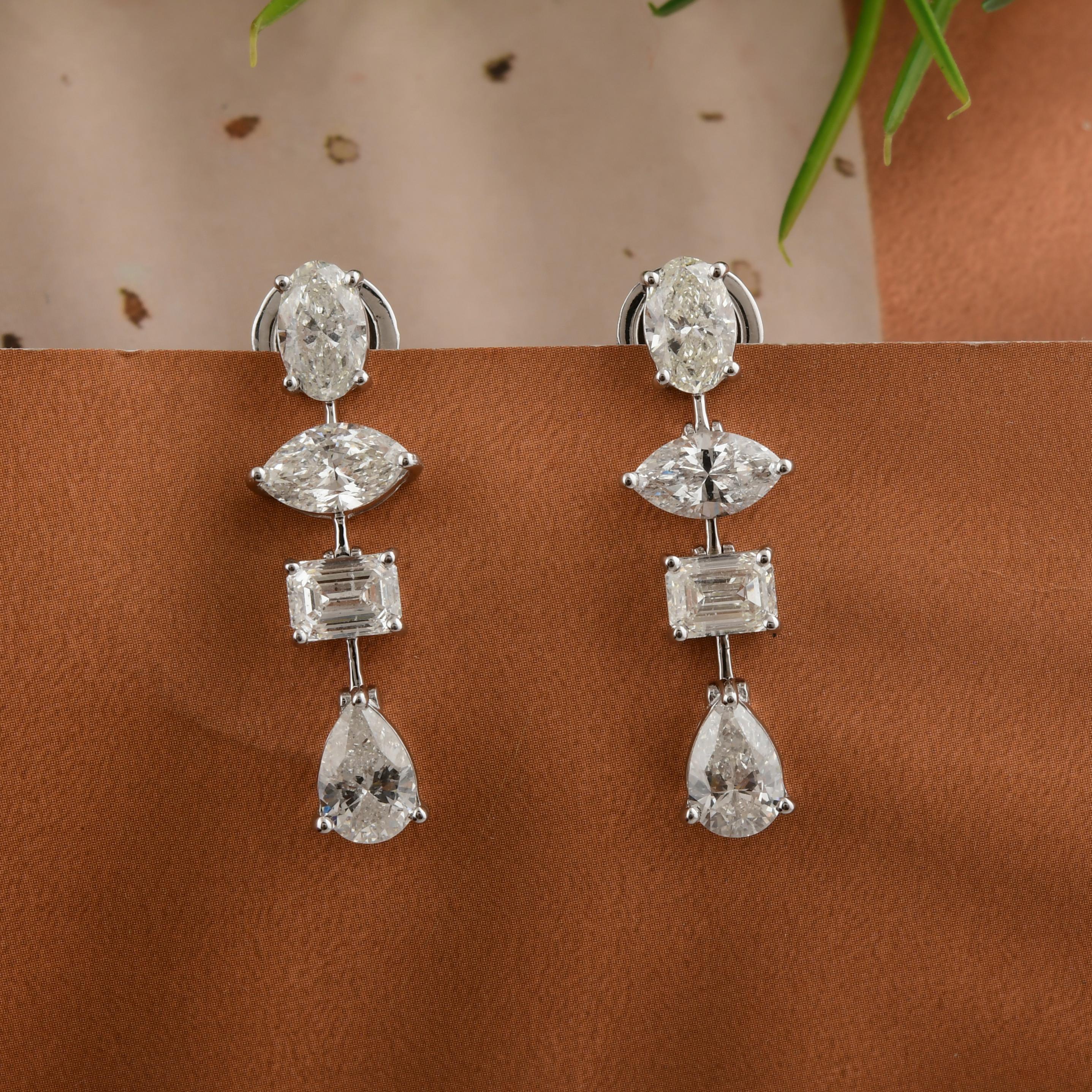 Orecchini a goccia con diamante Multi-Cut 4.06Ct in oro bianco 14k Tutte le tariffe sono pagate
Una cascata graduale di quattro diamanti di forma ovale, marquise, smeraldo e pera, tutti accuratamente selezionati e disposti in modo da garantire