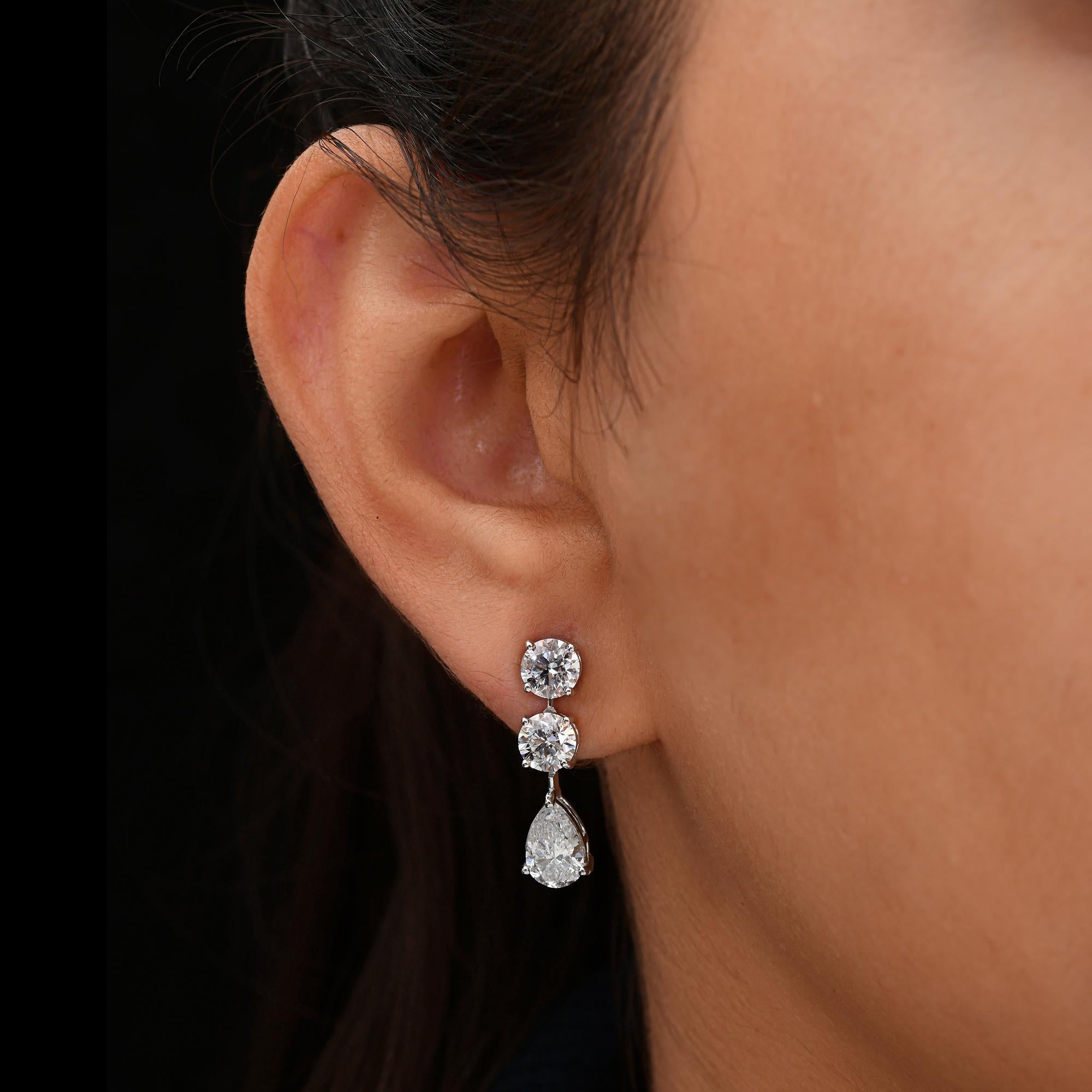 Multischliff 5,02 Karat Naturdiamant Tropfen Minimalistische Ohrringe 18 Karat Weißgold.
Jeder Ohrring besteht aus zwei runden Diamanten im Brillantschliff oben und einem größeren birnenförmigen Diamanten (Teardrop) unten. Diese Ohrringe sind eine