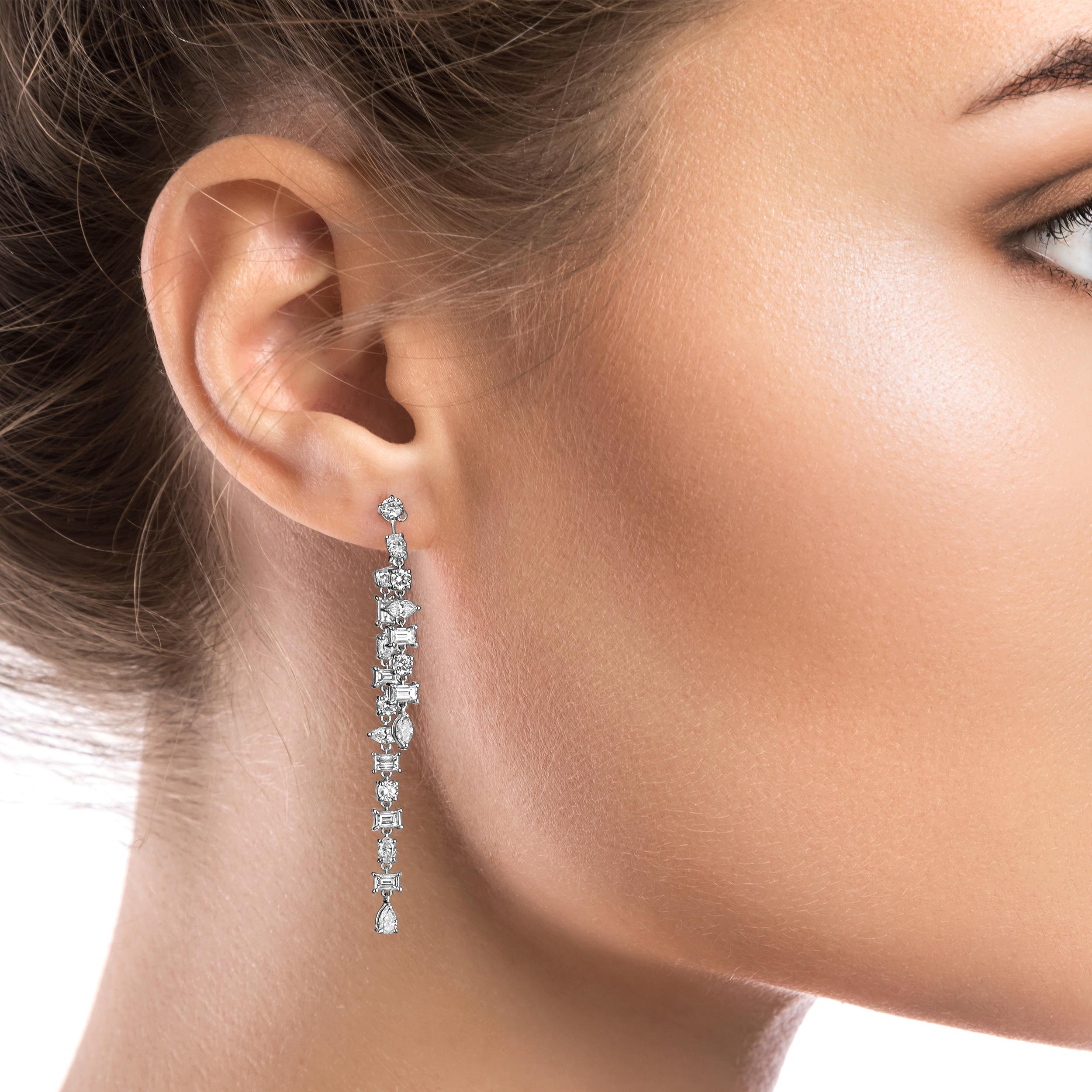 Tropfen-Kronleuchter-Ohrringe aus 18 Karat Weißgold mit Diamanten im Multi-Schliff (Moderne) im Angebot