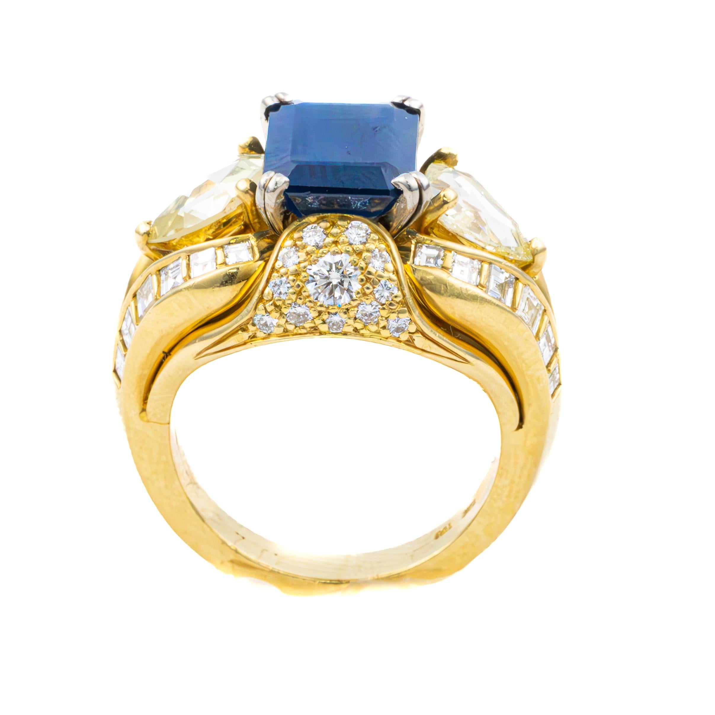 Anello a cupola con diamante multitaglia e zaffiro taglio smeraldo

Descrizione:
Un audace ed elegante anello in oro giallo 18 carati con al centro uno zaffiro dal colore intenso, la cui tonalità blu profonda è esaltata da una coppia di diamanti