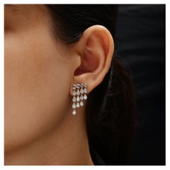 Pendientes tipo «chandelier» con flecos de diamantes en talla baguette y pera, de 3,27 ctw, en oro blanco de 14K
