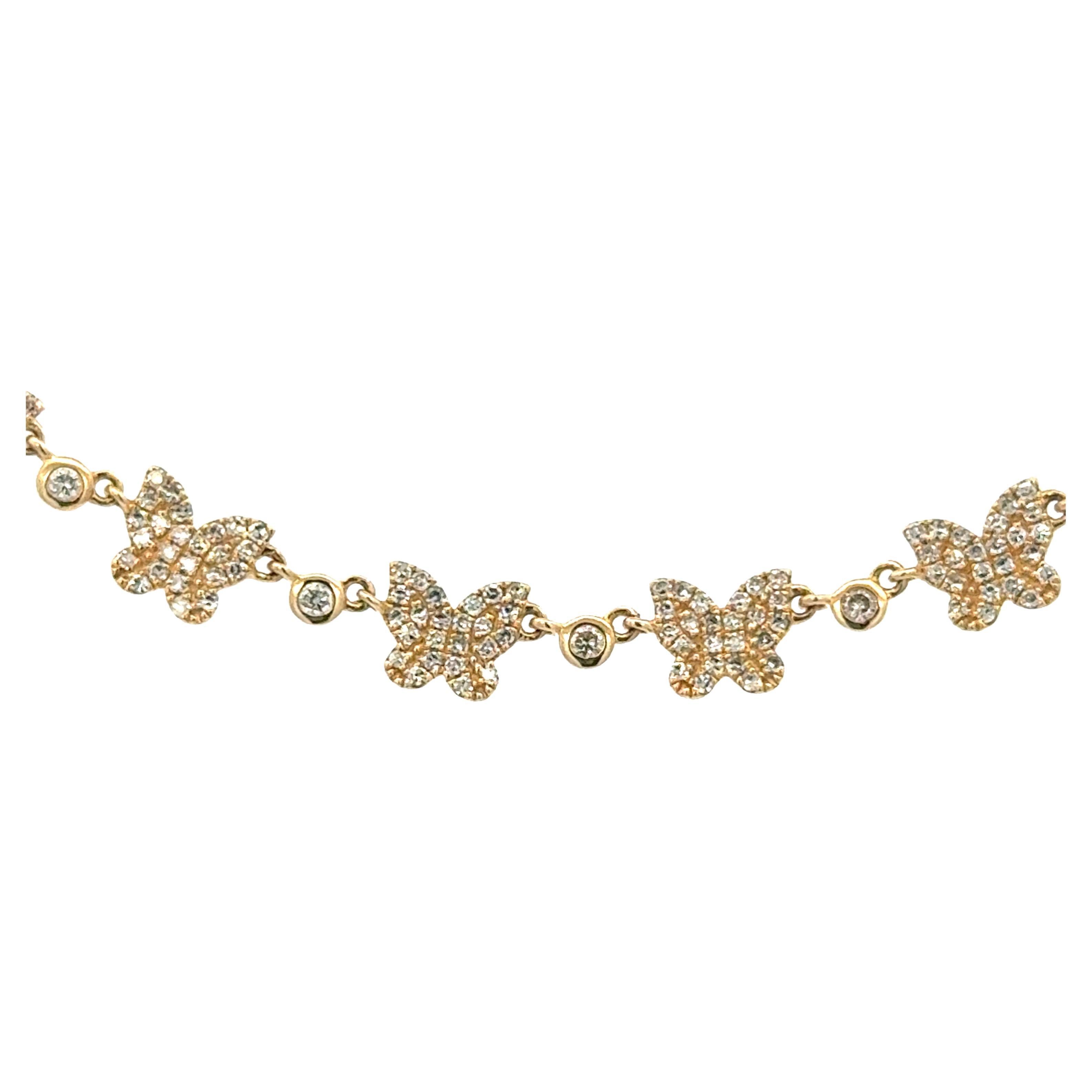 Collier aus 14 Karat Gelbgold mit 12 Mini-Schmetterlingen, dazwischen eine Diamantfassung mit 301 Diamanten von 1,16 Karat.

Die Halskette kann auf jede Länge eingestellt werden.  