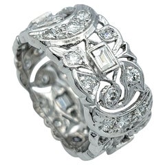 Anillo de banda ancha recortada con motivo de media luna multidiamante en platino pulido