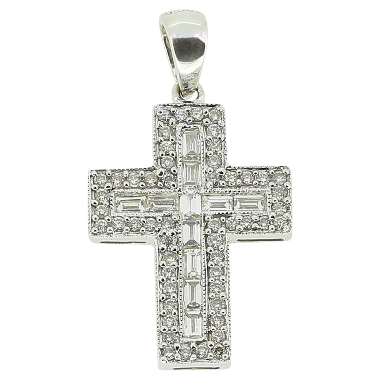 Pendentif croix à plusieurs diamants