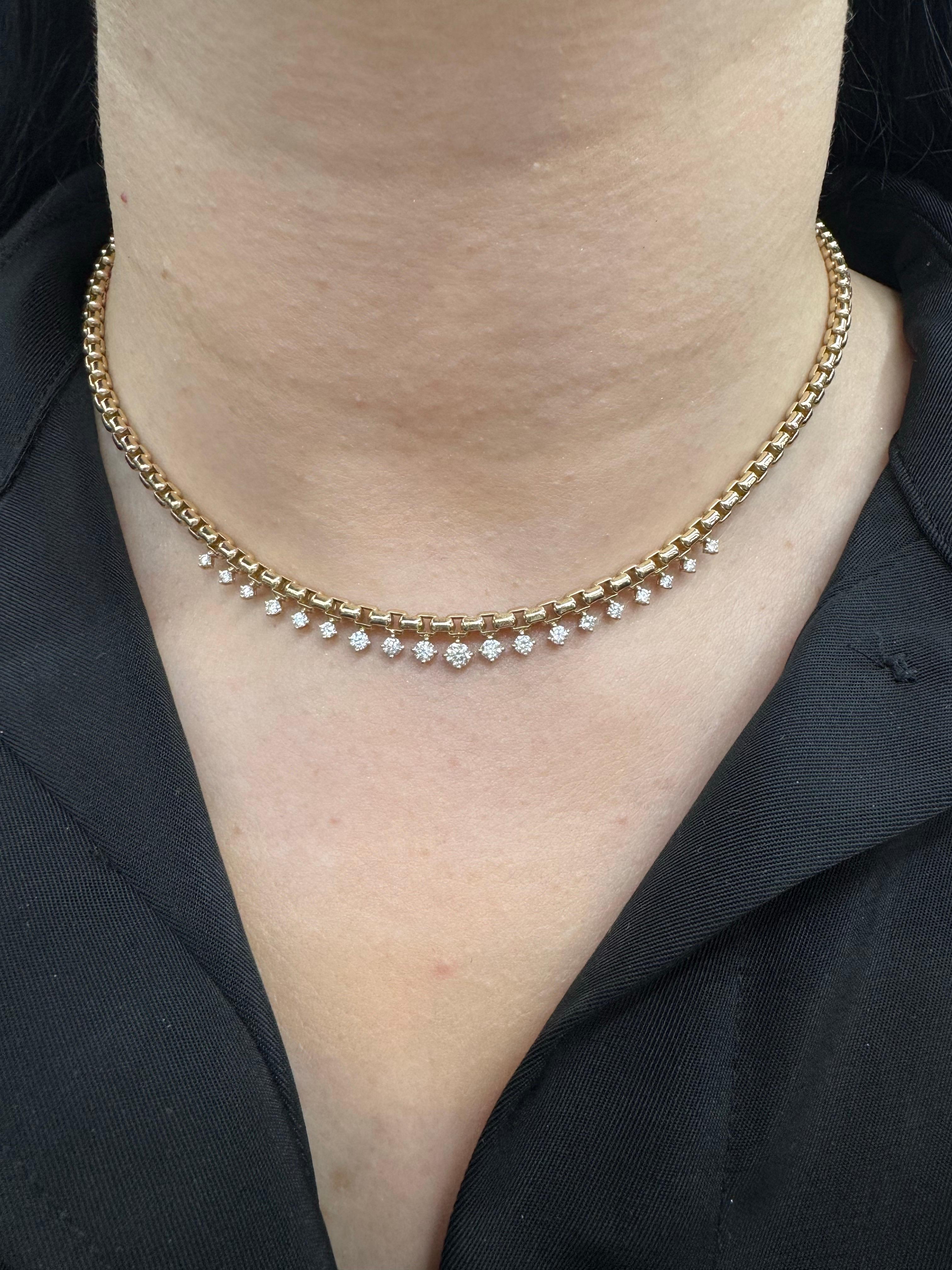 Collier à maillons en or jaune 14 carats contenant 19 brillants ronds gradués pesant 0,91 carats. 
Peut être porté de 16
