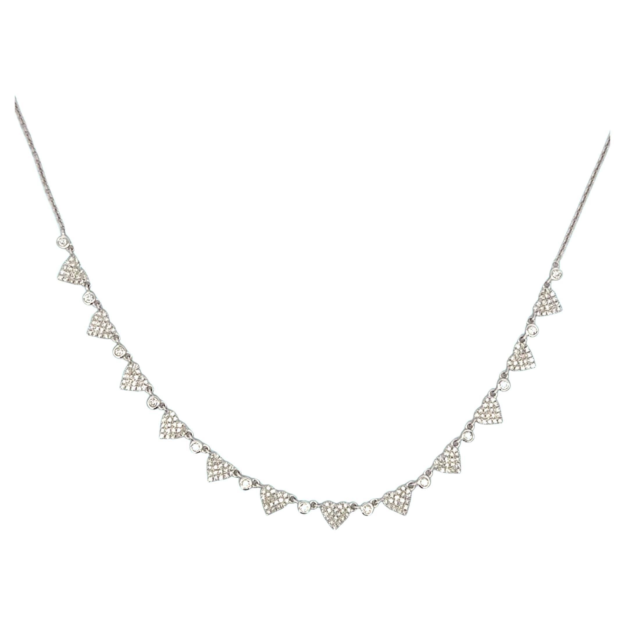 Collier à maillons en or blanc 14 carats avec chaton en forme de cœur et plusieurs diamants de 0,94 carat en vente 4
