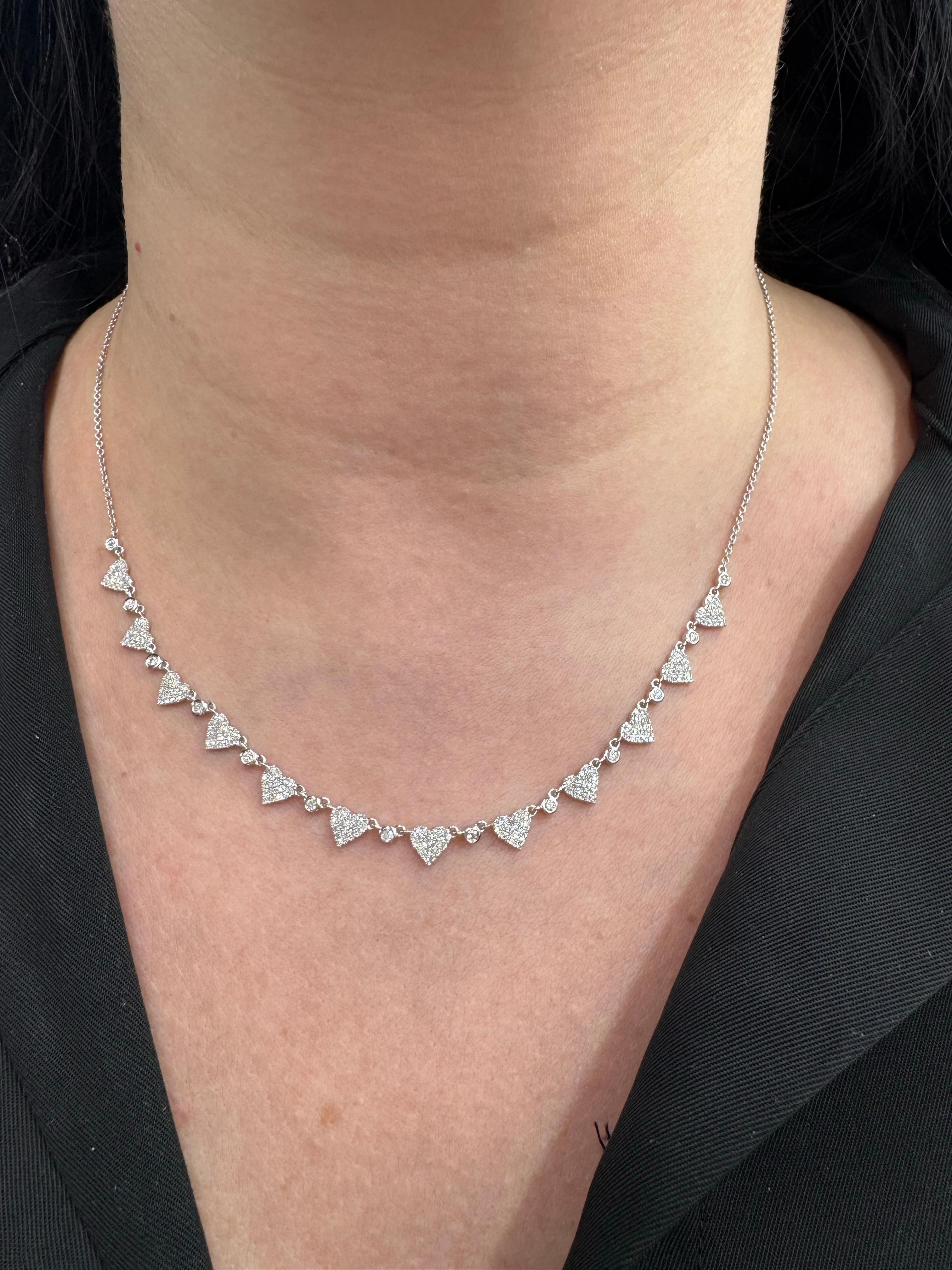 Collier à maillons en or blanc 14 carats présentant des mini-cœurs en diamant avec un chaton en diamant entre les deux avec 241 diamants pesant 0,94 carats.

Plus de colliers de cœur en stock.
Message pour photos et détails. 