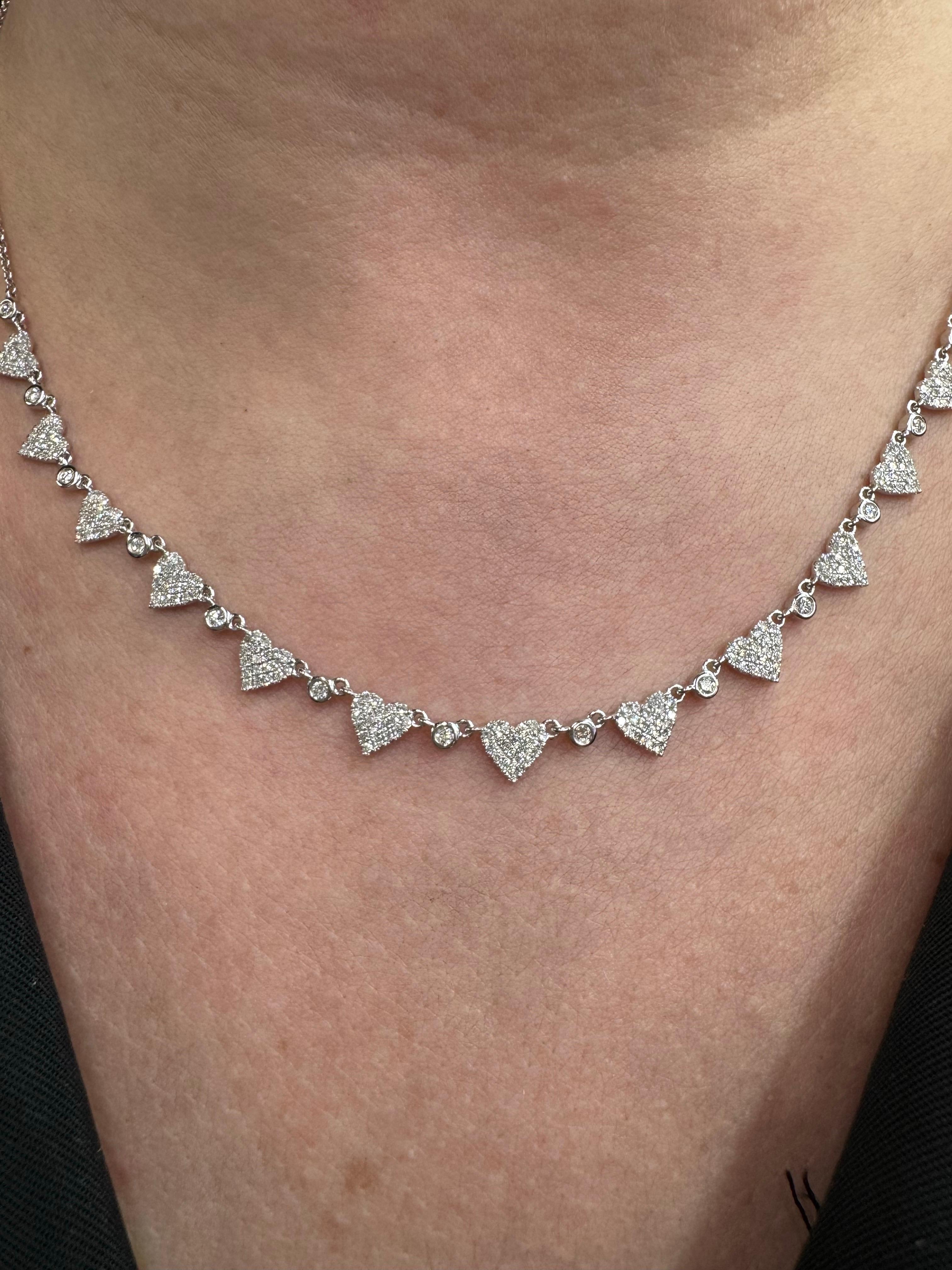 Contemporain Collier à maillons en or blanc 14 carats avec chaton en forme de cœur et plusieurs diamants de 0,94 carat en vente