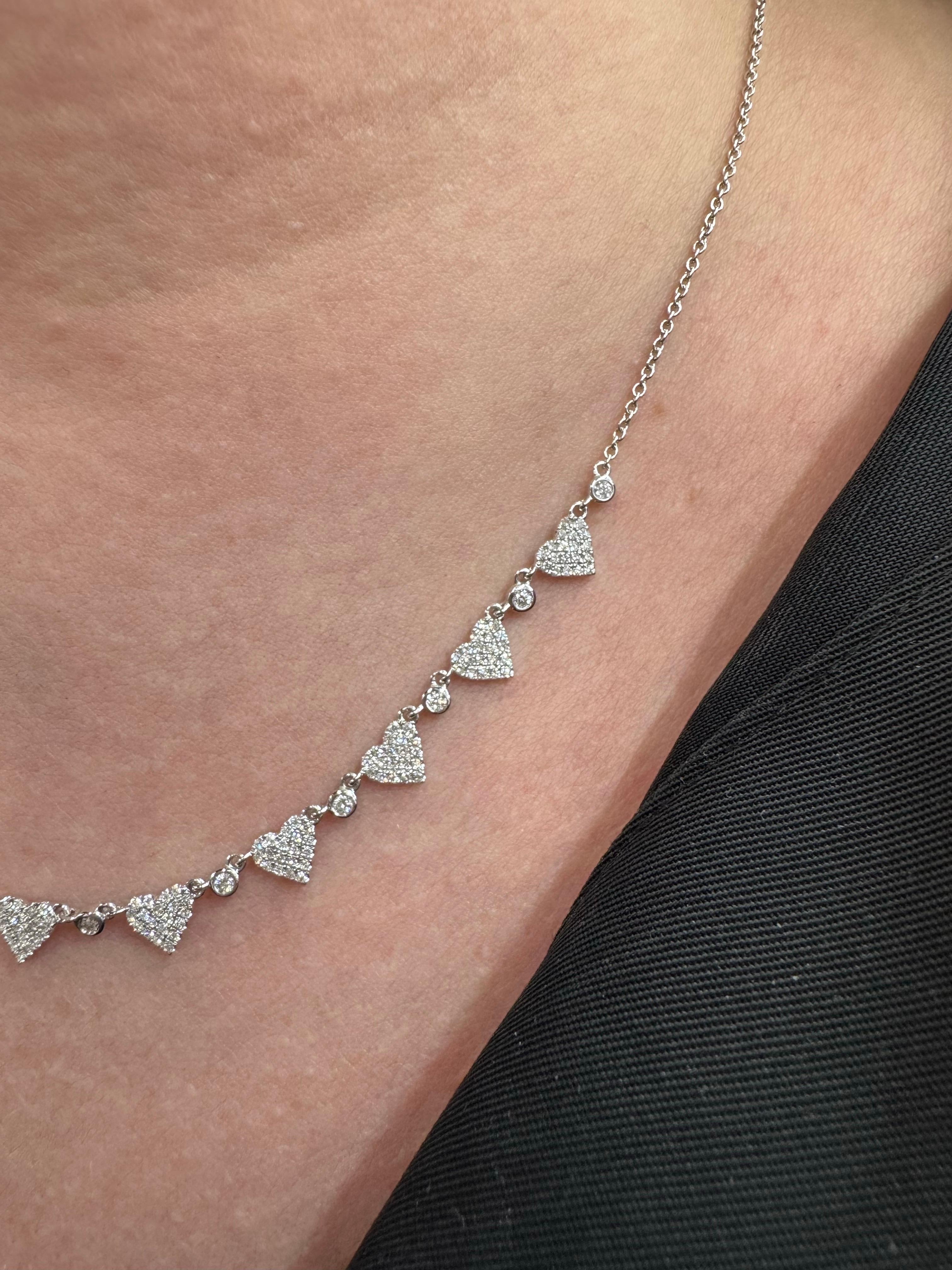 Taille ronde Collier à maillons en or blanc 14 carats avec chaton en forme de cœur et plusieurs diamants de 0,94 carat en vente