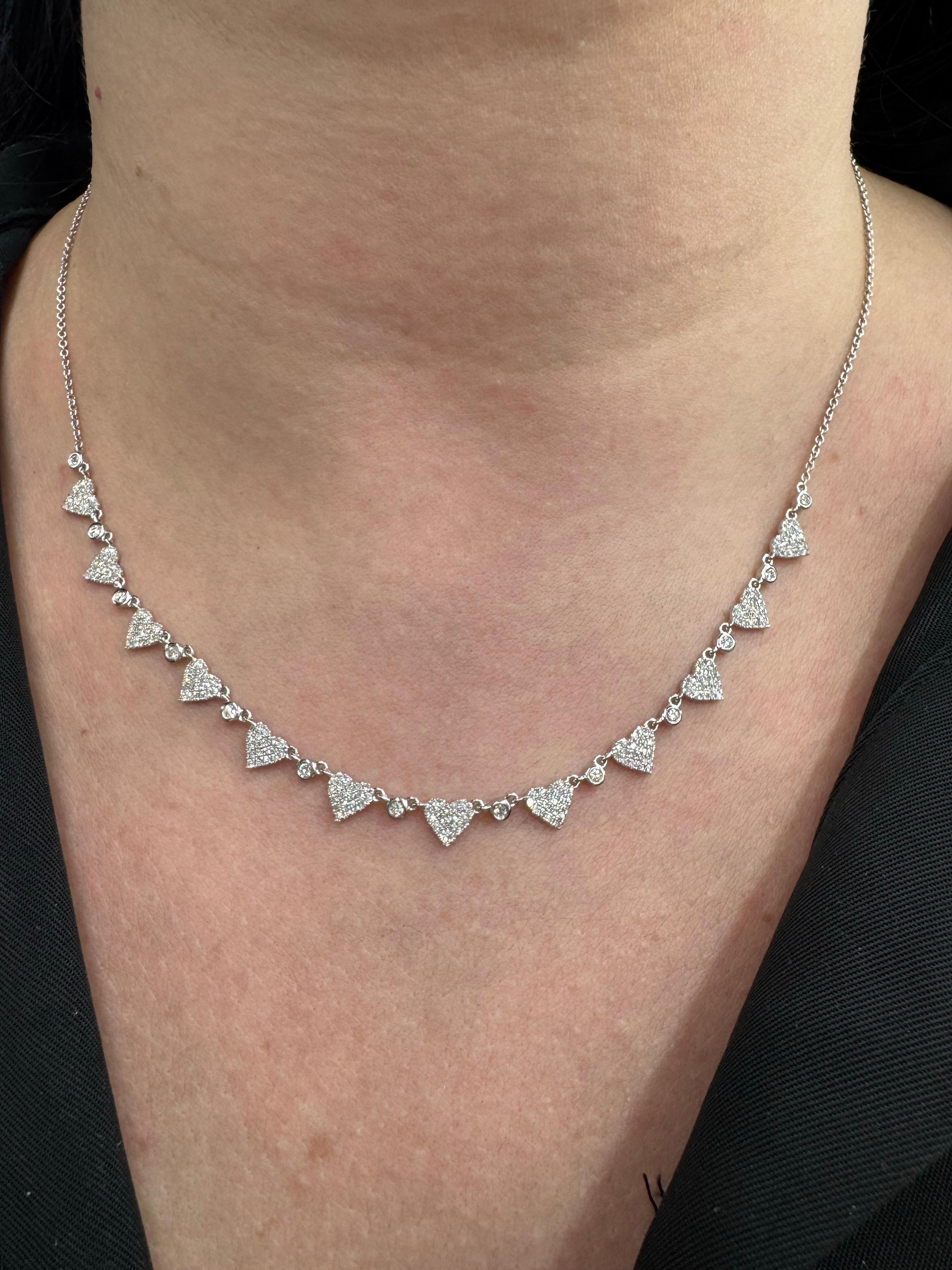 Collier à maillons en or blanc 14 carats avec chaton en forme de cœur et plusieurs diamants de 0,94 carat Pour femmes en vente