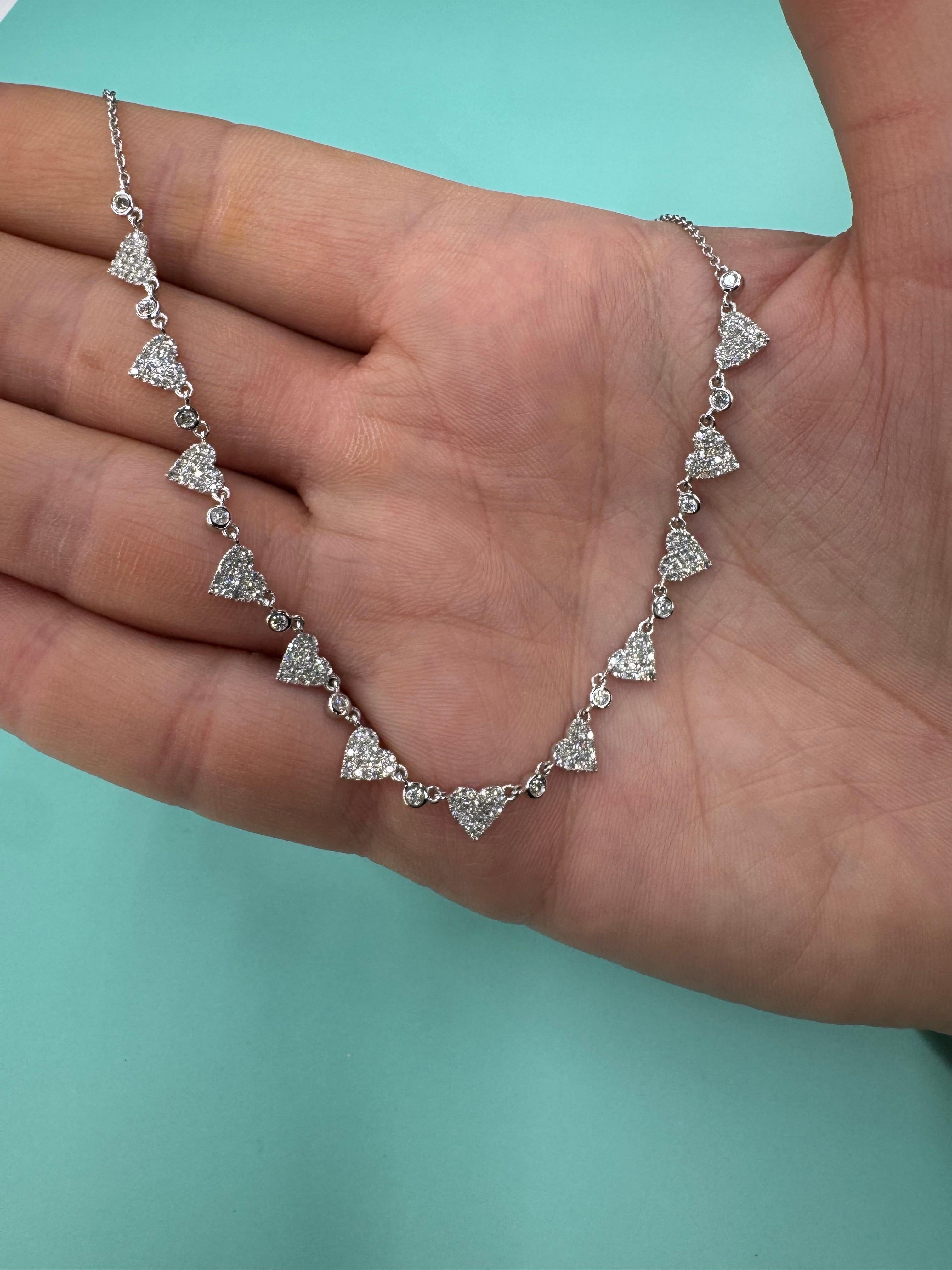 Collier à maillons en or blanc 14 carats avec chaton en forme de cœur et plusieurs diamants de 0,94 carat en vente 1