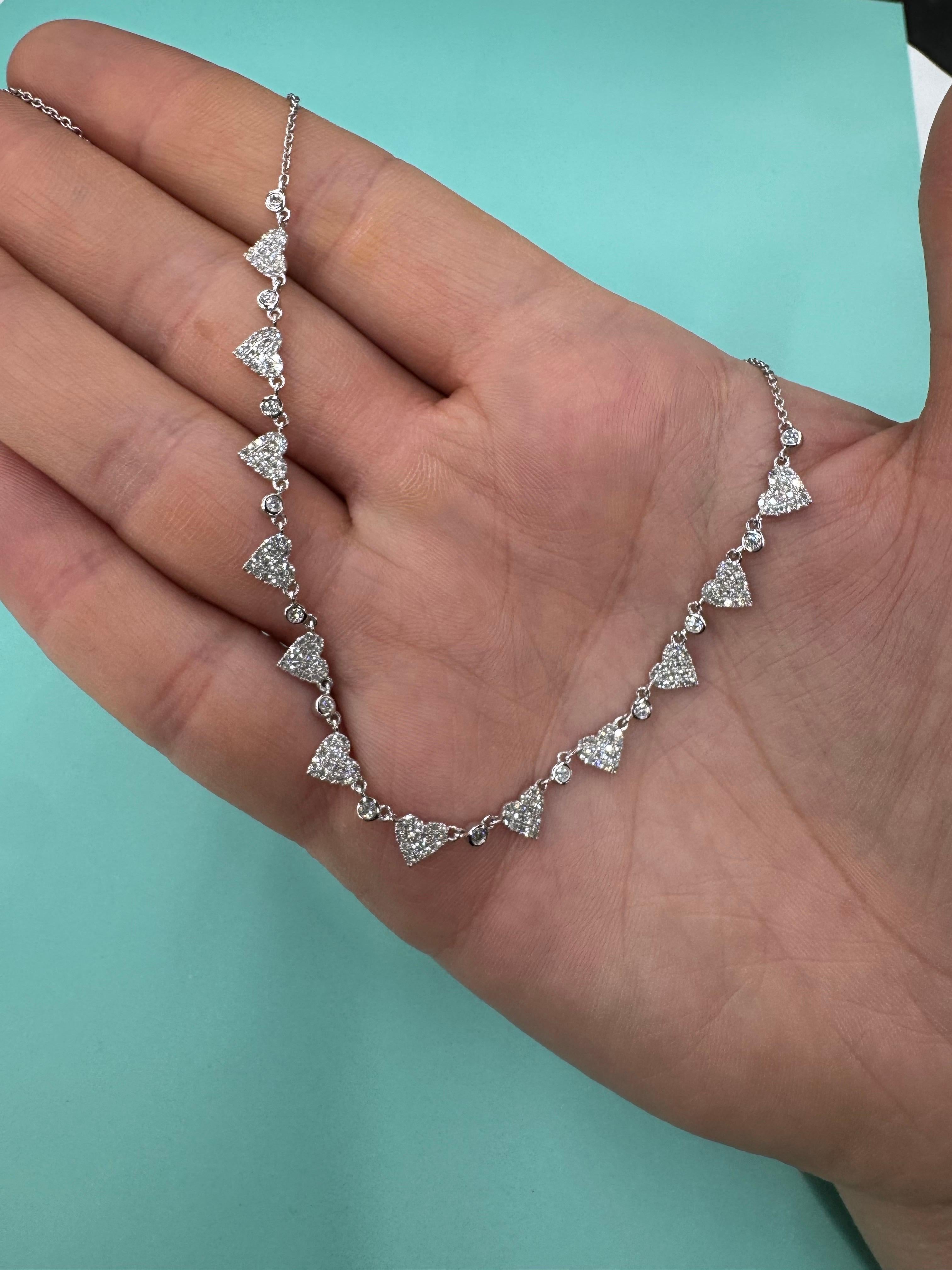 Collier à maillons en or blanc 14 carats avec chaton en forme de cœur et plusieurs diamants de 0,94 carat en vente 2