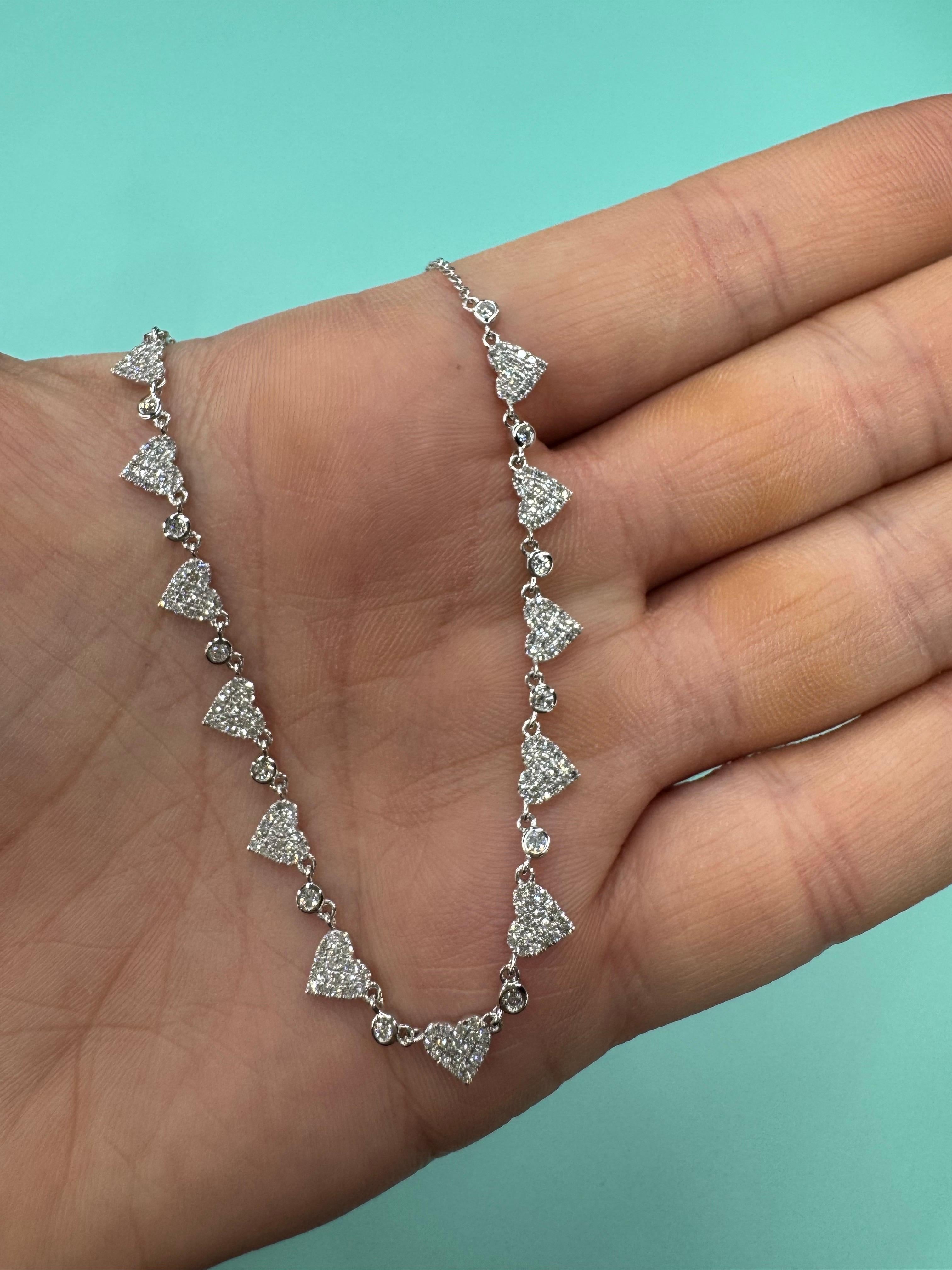 Collier à maillons en or blanc 14 carats avec chaton en forme de cœur et plusieurs diamants de 0,94 carat en vente 3