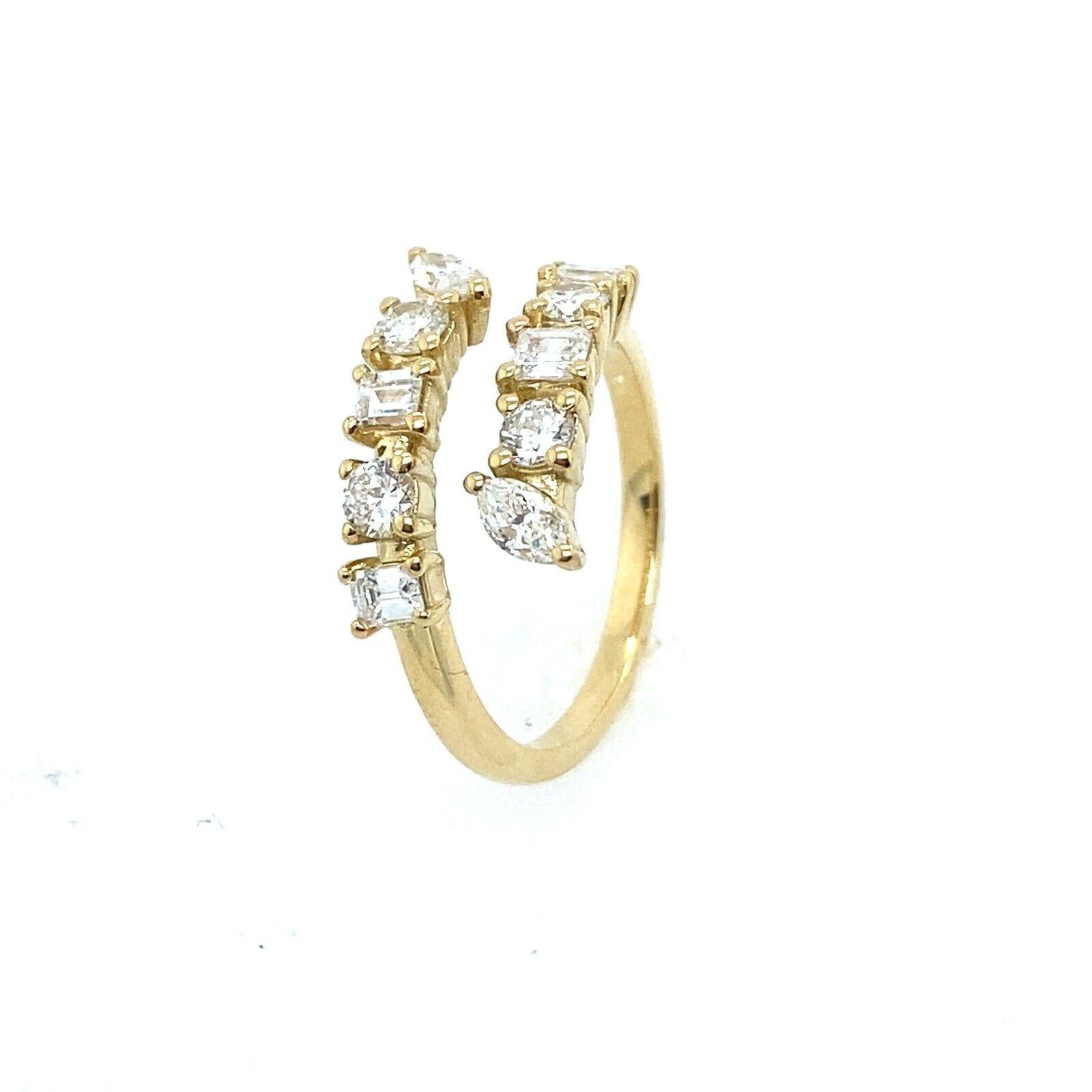 Dieser Ring in Form einer Spule mit mehreren Diamanten zeichnet sich durch einen eleganten Satz runder, marquiser und smaragdförmiger Diamanten aus. Die Diamanten sind in ein elegantes Band aus 18-karätigem Gelbgold gefasst und sorgen für das