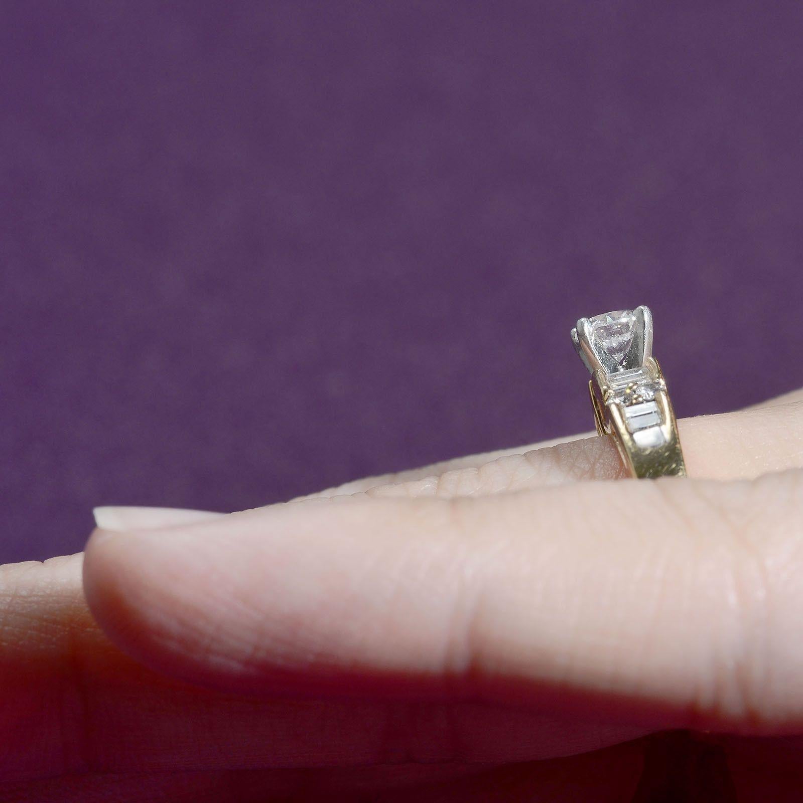 Bague de fiançailles bicolore multi-diamants Pour femmes en vente