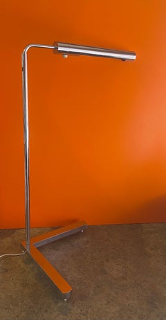 Lampada da terra cromata multidirezionale con base a "V" di Casella Lighting