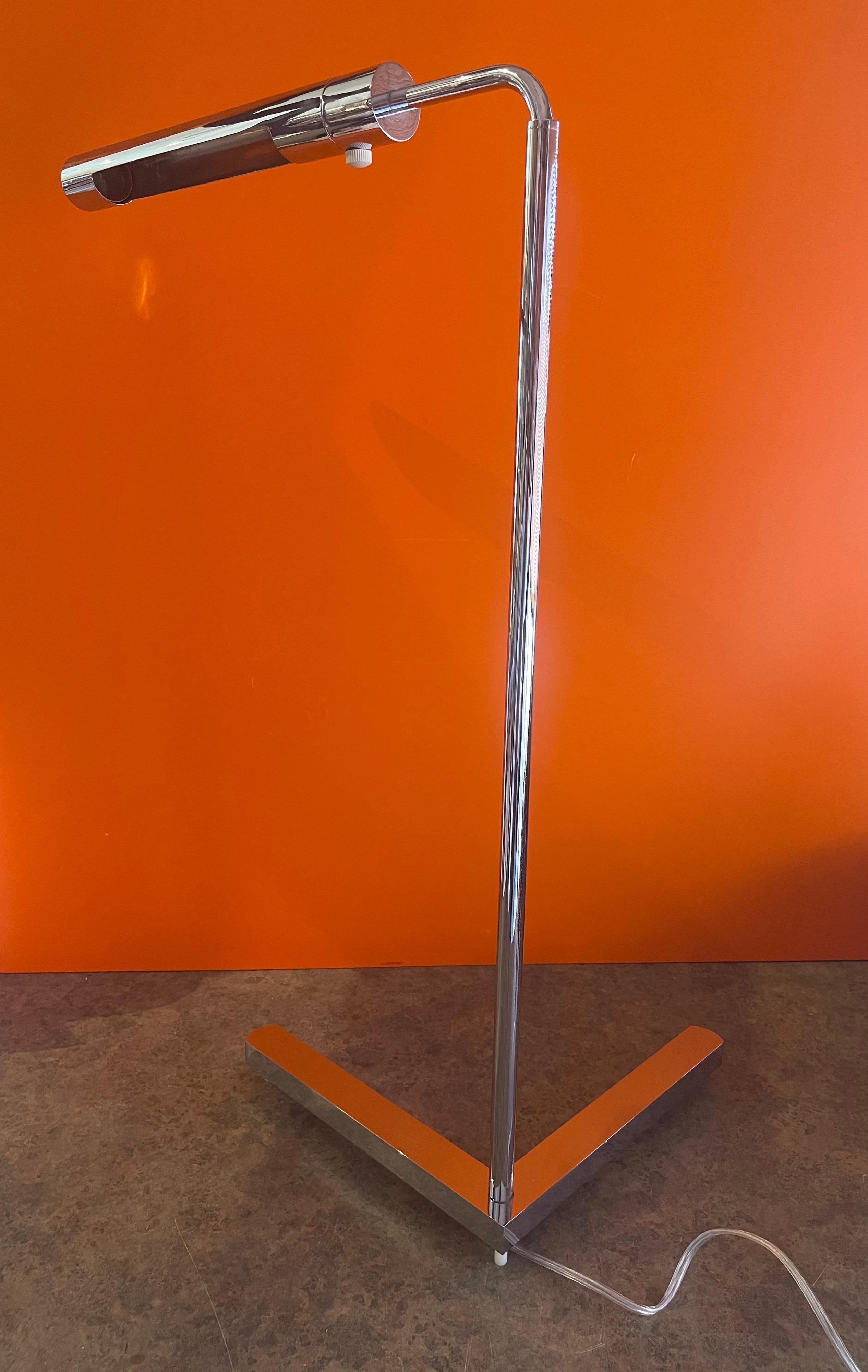 Mid-Century Modern Lampadaire chromé multidirectionnel avec base en « V » par Casella Lighting en vente