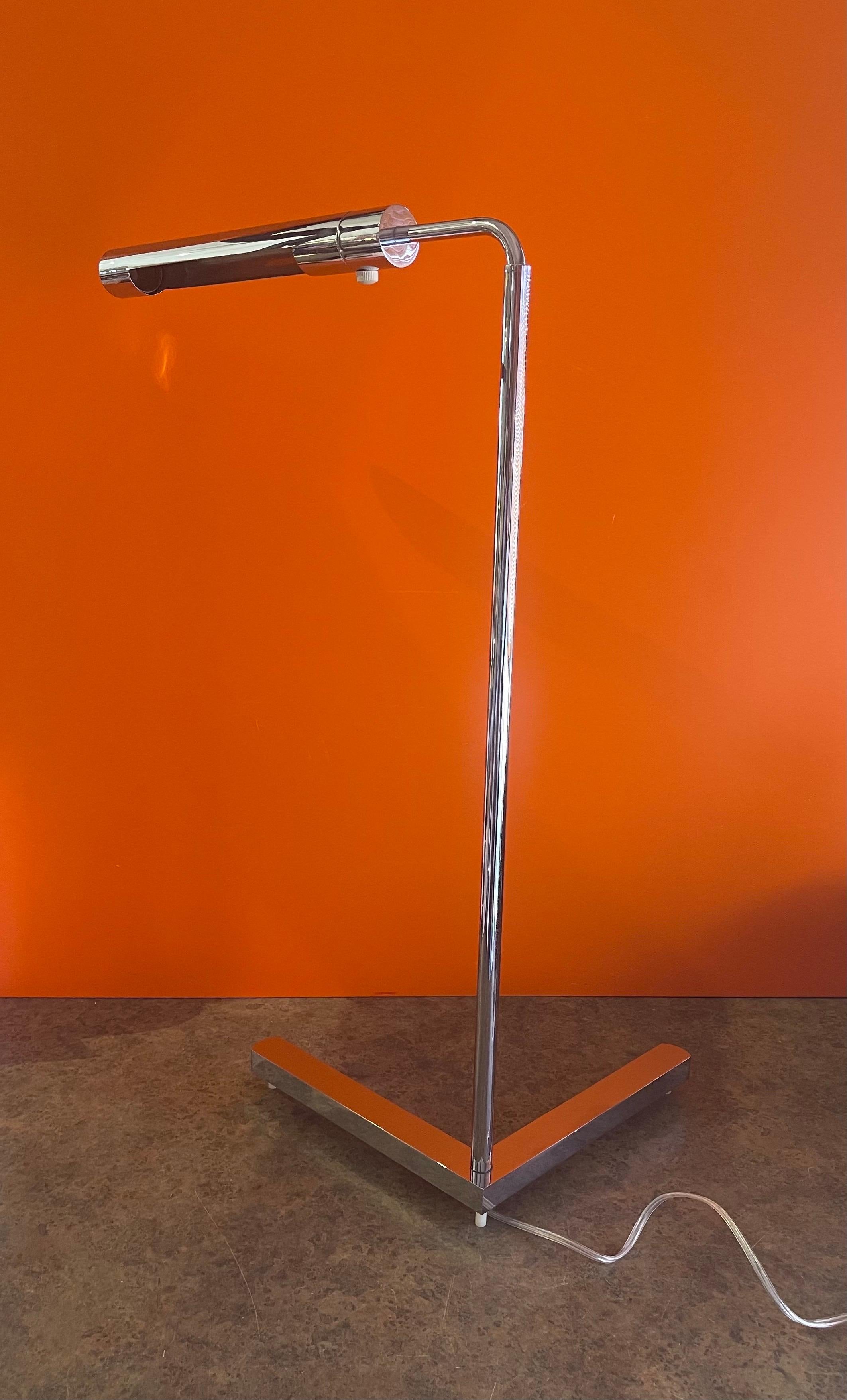 Lampadaire chromé multidirectionnel avec base en « V » par Casella Lighting Bon état - En vente à San Diego, CA