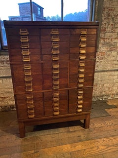 Armoire à tiroirs multiples en chêne