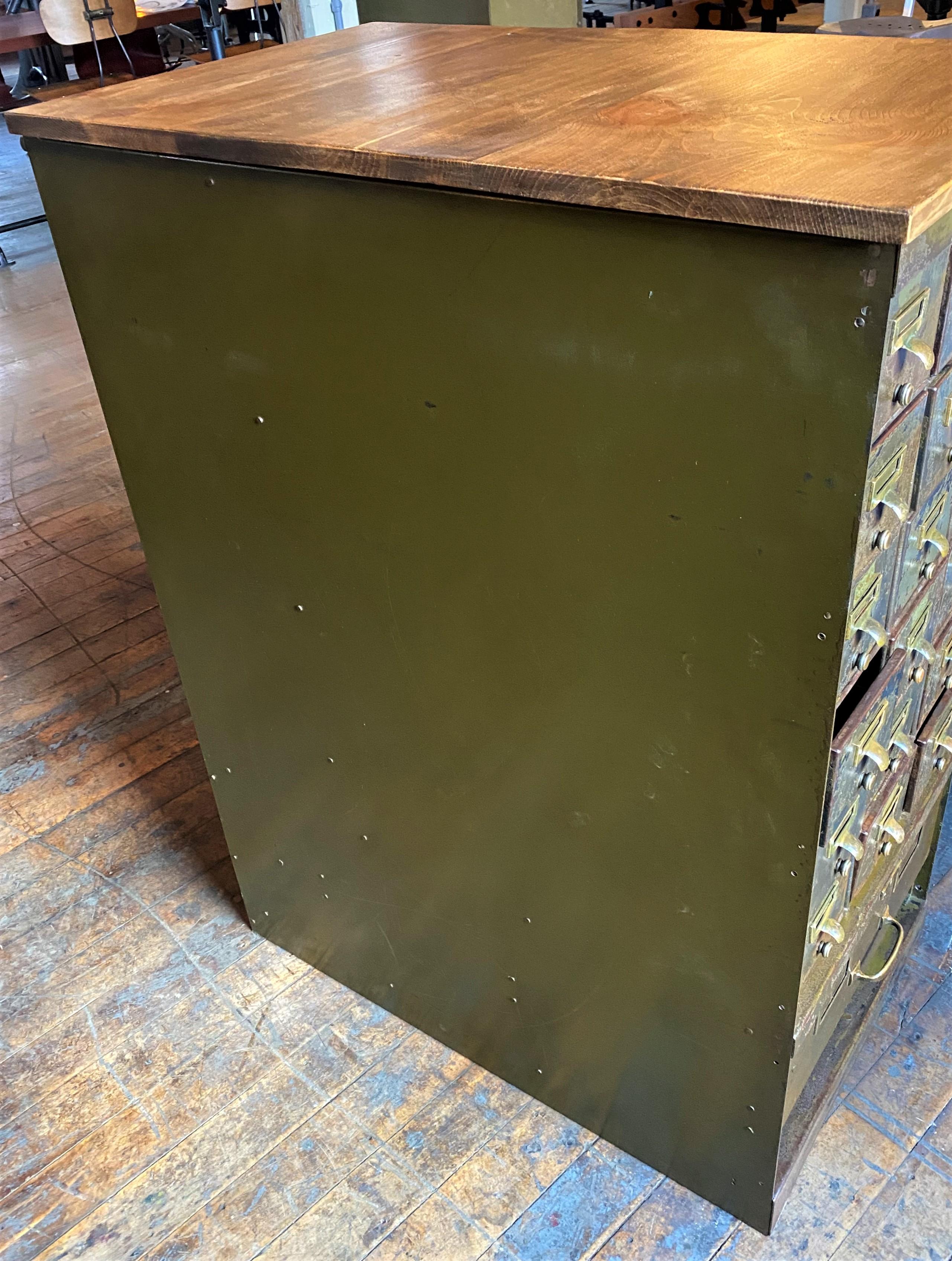 Armario de acero con varios cajones Estadounidense en venta