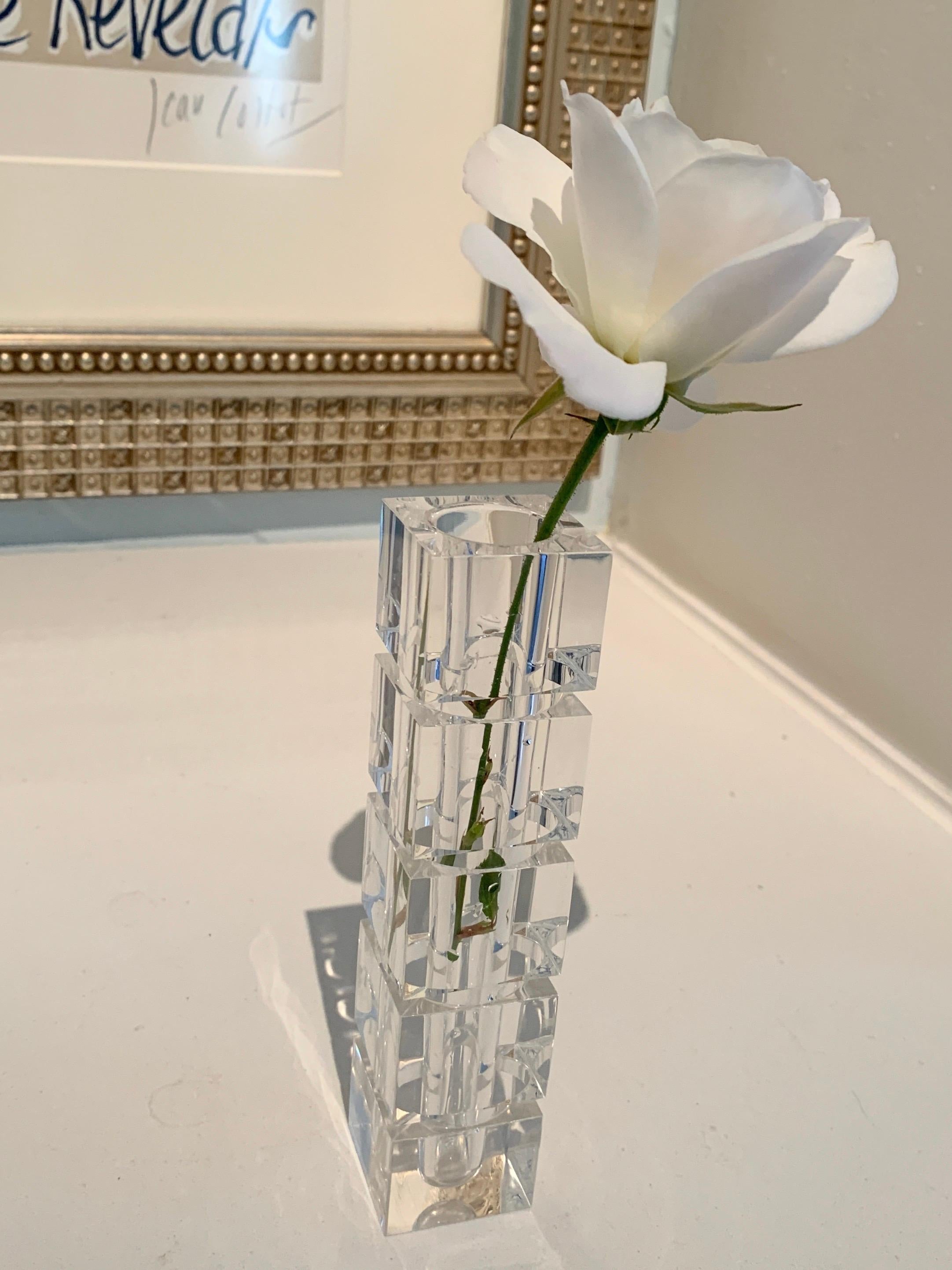 20ième siècle Vase à bourgeons en acrylique à multiples facettes en vente