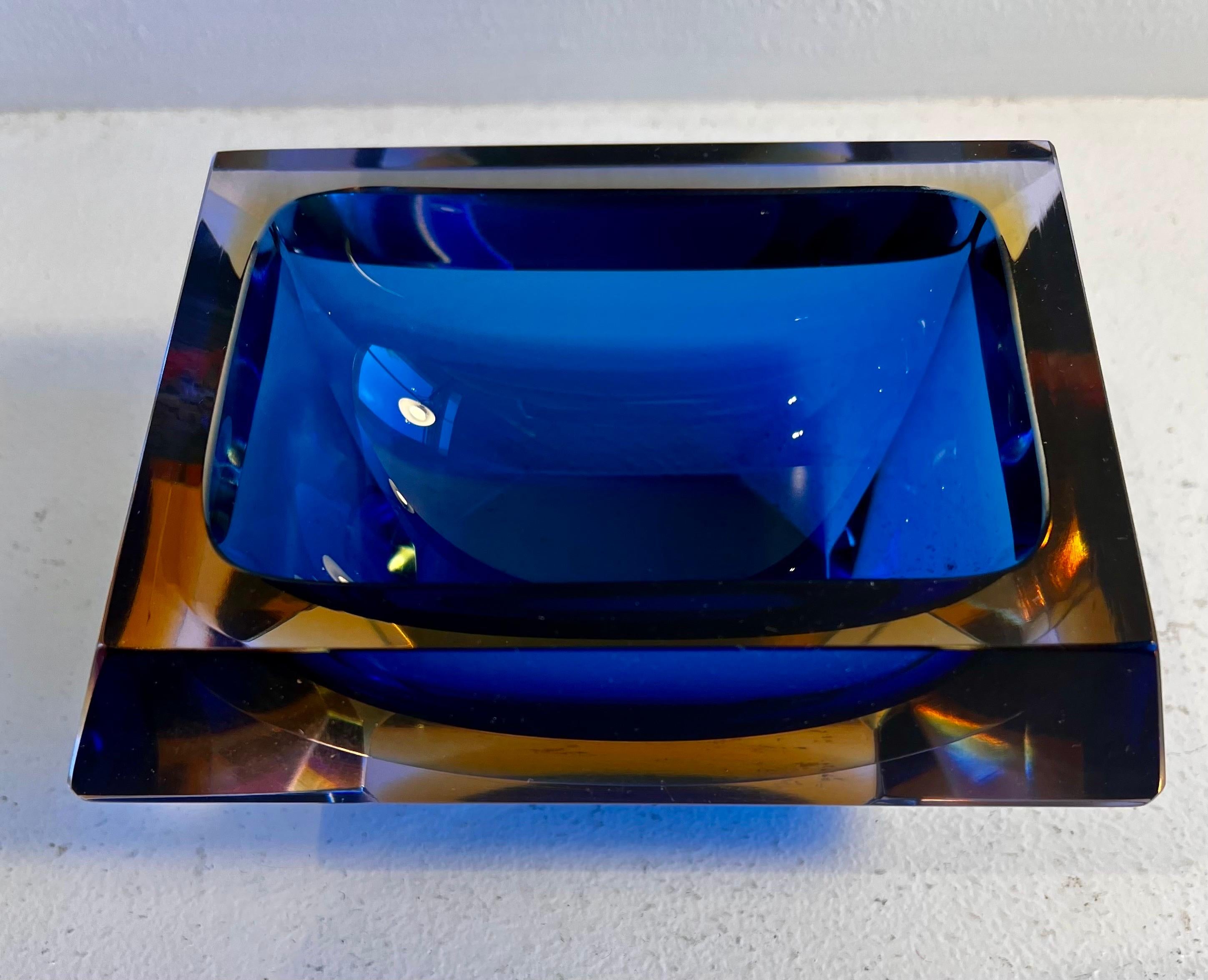 Vaso multisfaccettato in vetro di Murano blu e giallo, circa 1970 in vendita 3