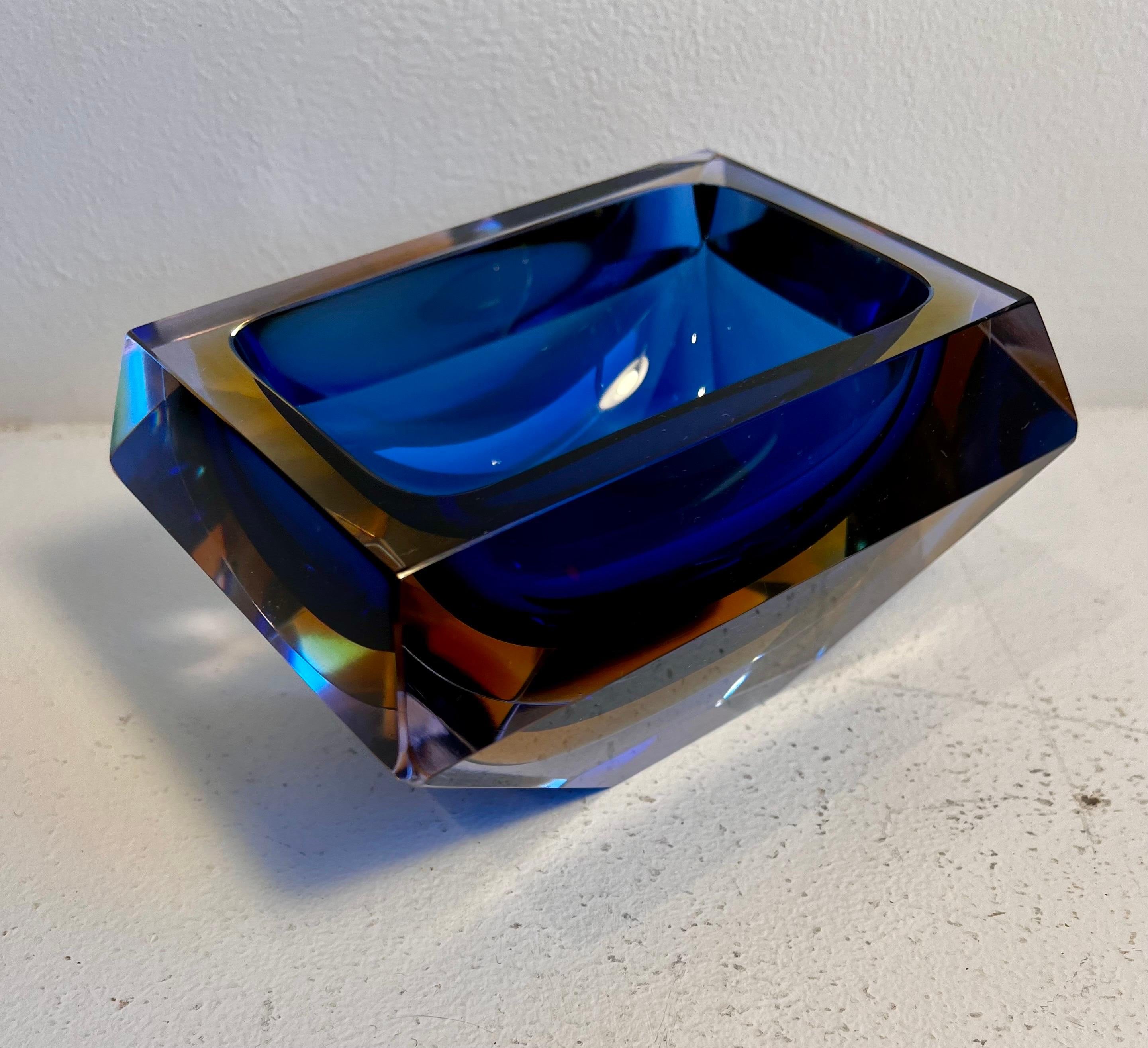 Vaso multisfaccettato in vetro di Murano blu e giallo, circa 1970 in vendita 4