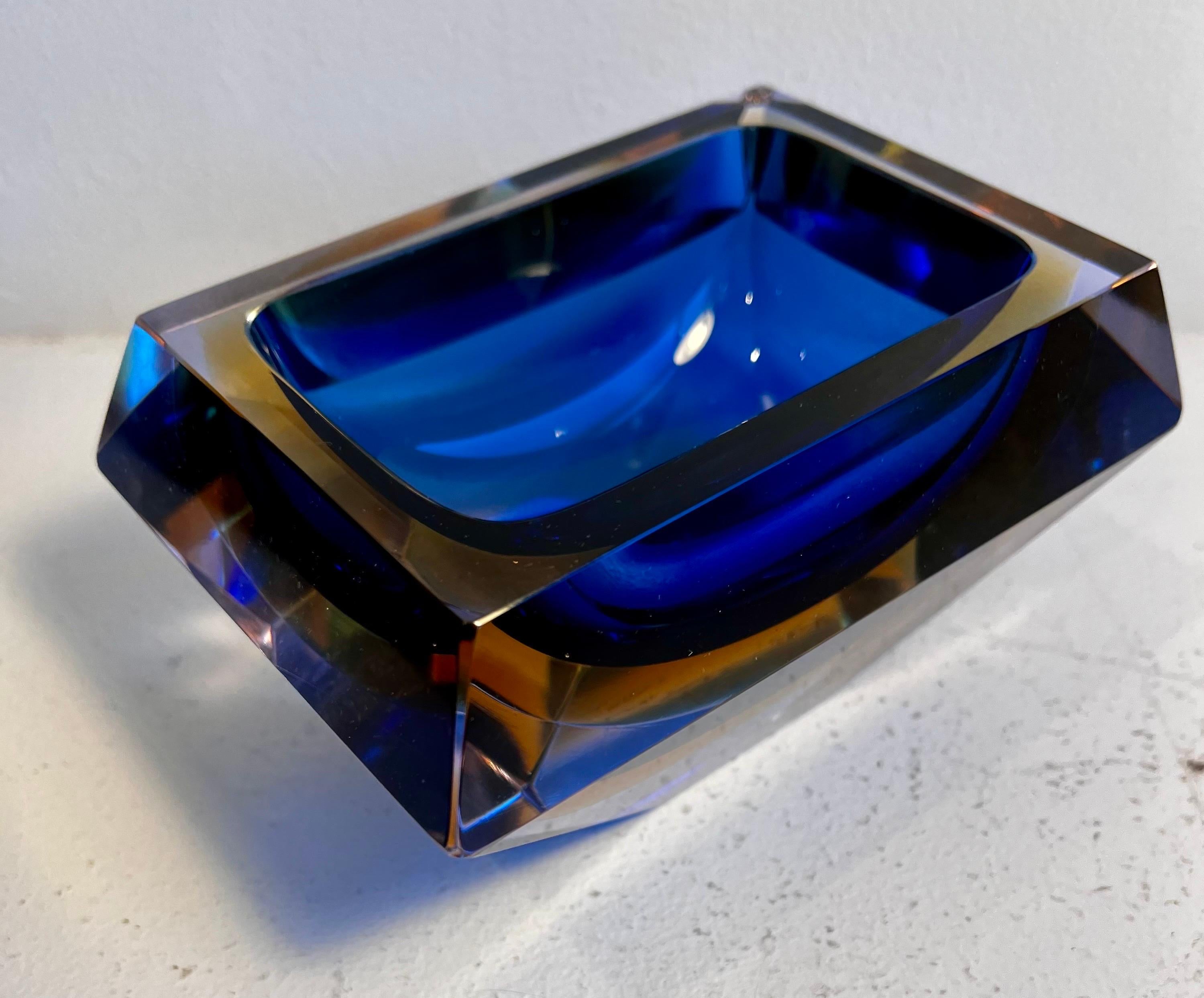 Vetro di Murano multisfaccettato blu e giallo 
Ciotola, piatto o posacenere
Murano, Venezia, Italia, circa 1970

