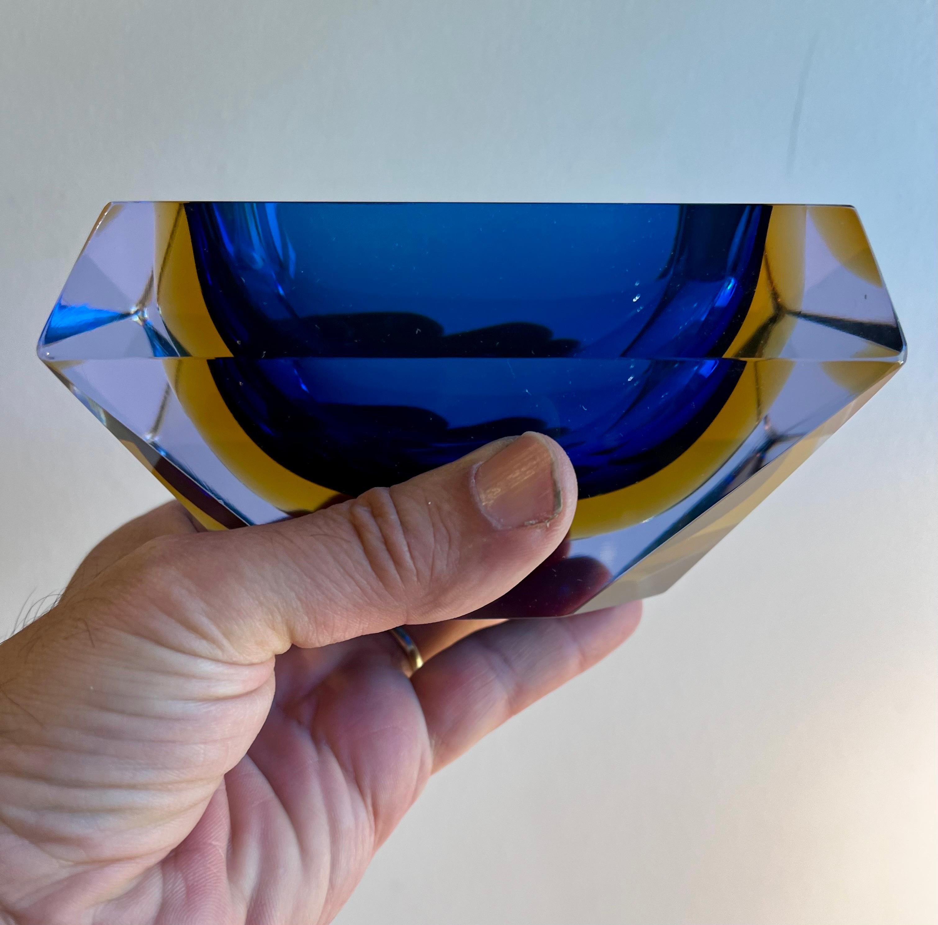 Mid-Century moderno Vaso multisfaccettato in vetro di Murano blu e giallo, circa 1970 in vendita