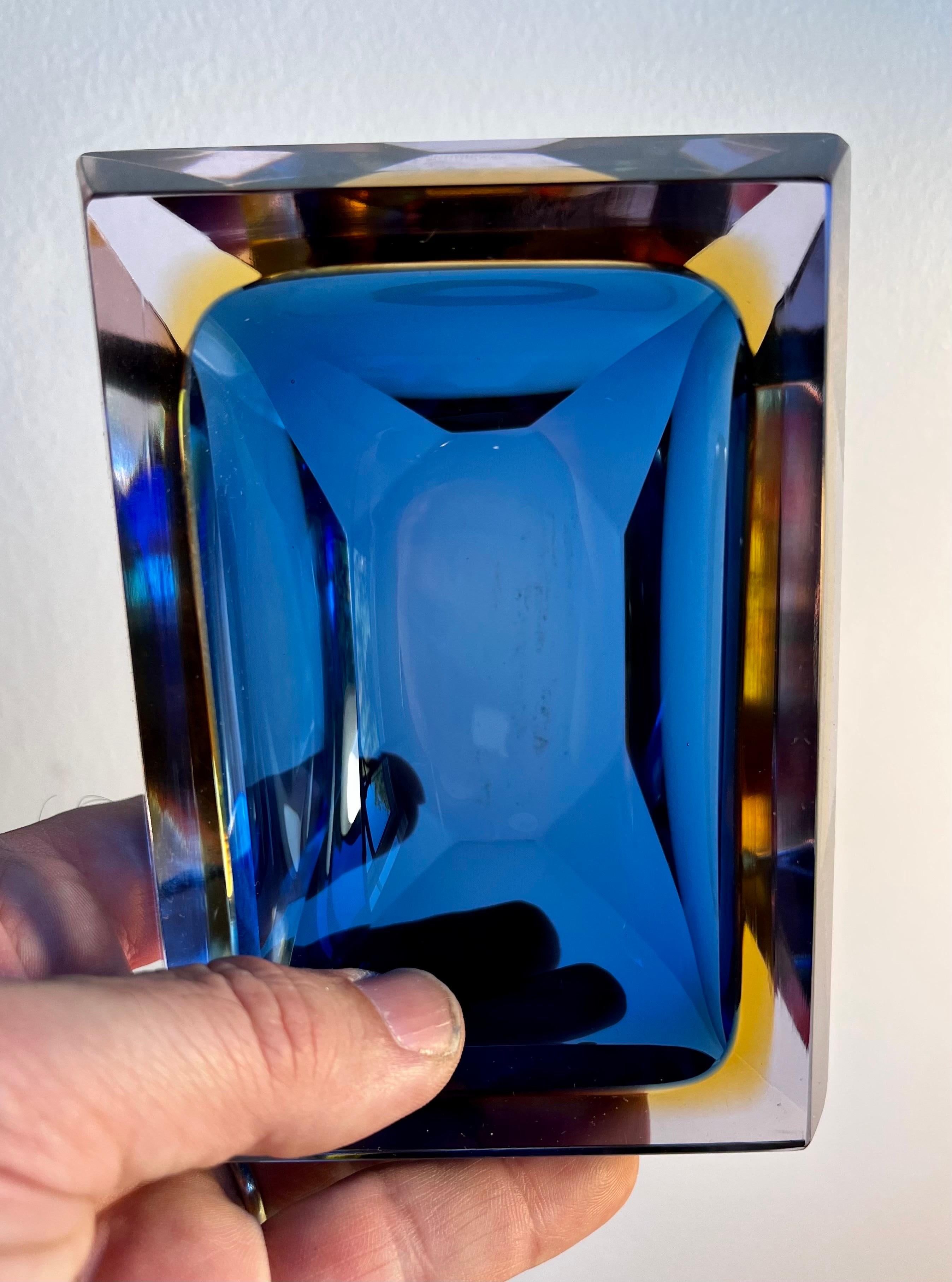 Italiano Vaso multisfaccettato in vetro di Murano blu e giallo, circa 1970 in vendita