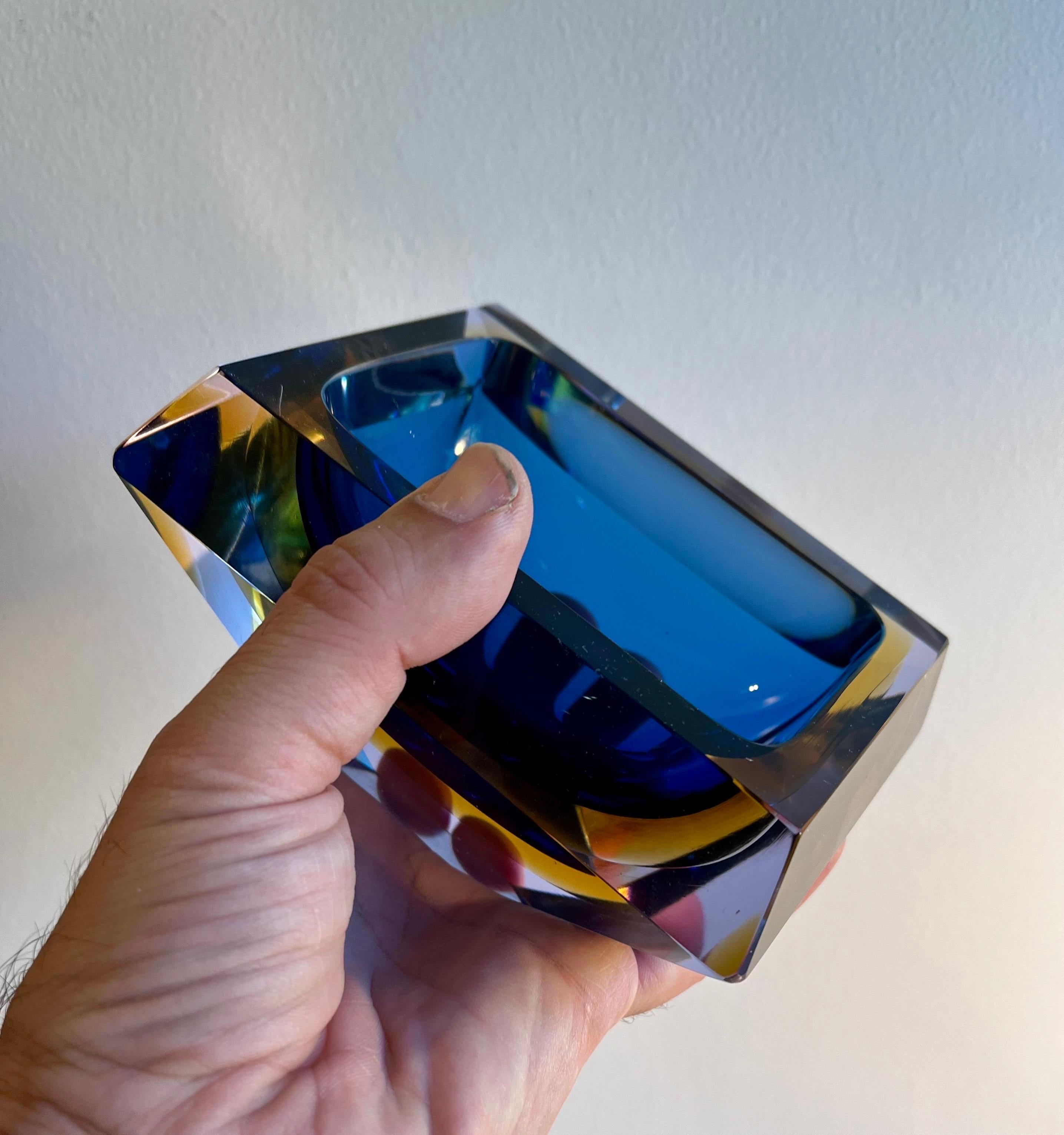 Vaso multisfaccettato in vetro di Murano blu e giallo, circa 1970 In condizioni buone in vendita a Philadelphia, PA